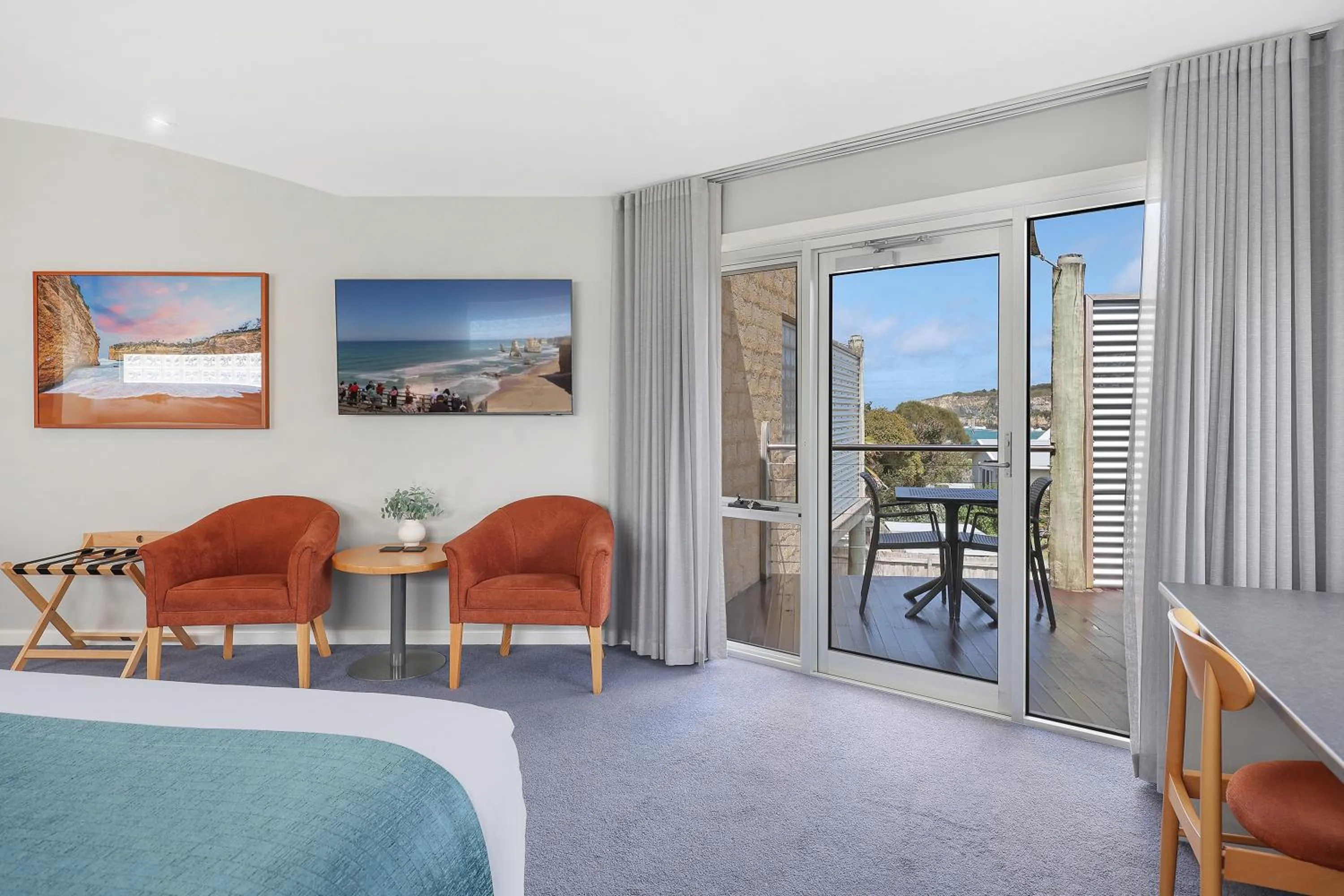Bed in Waves Luxury Suites & Port Central Apartments