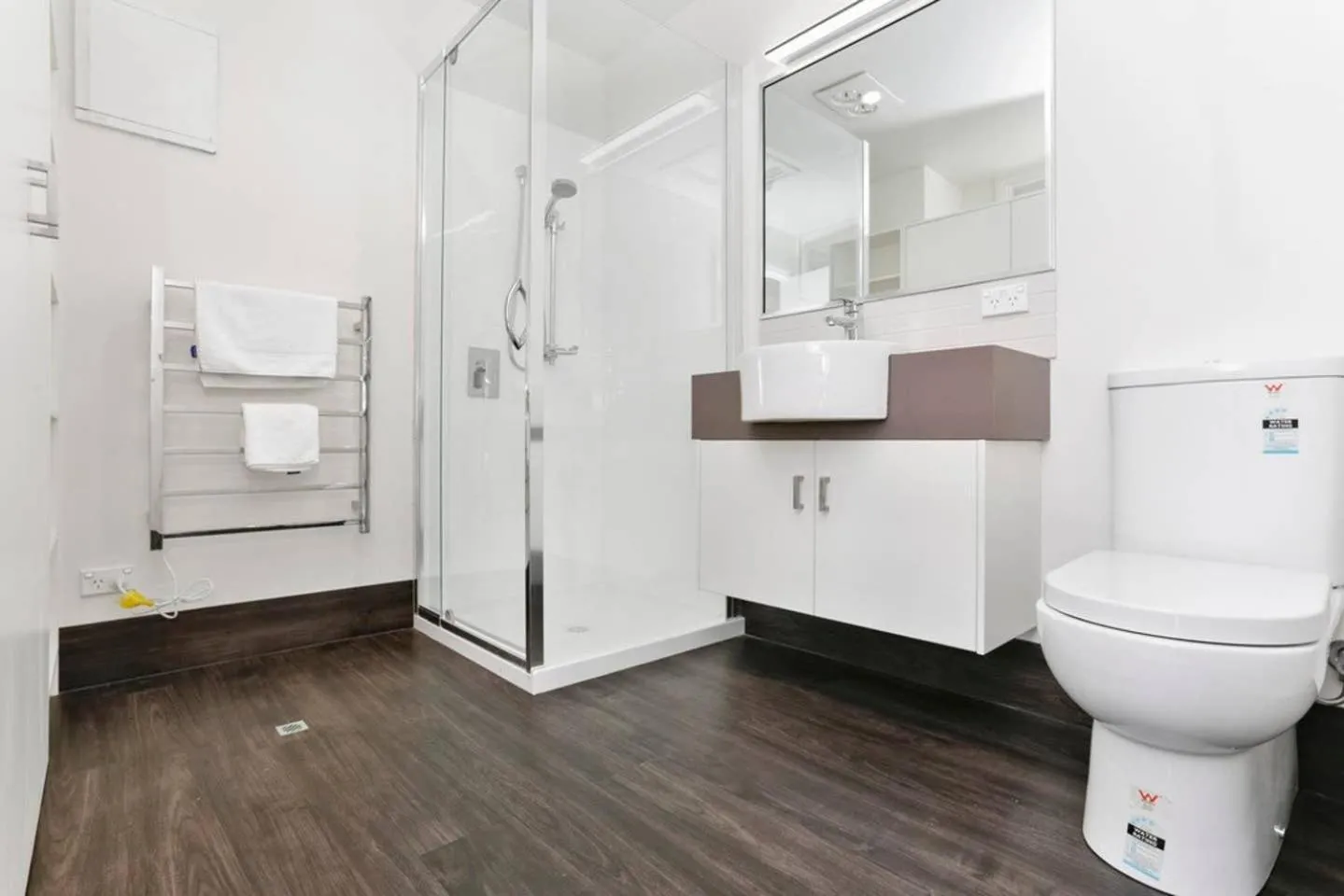 Waves Luxury Suites & Port Central Apartments