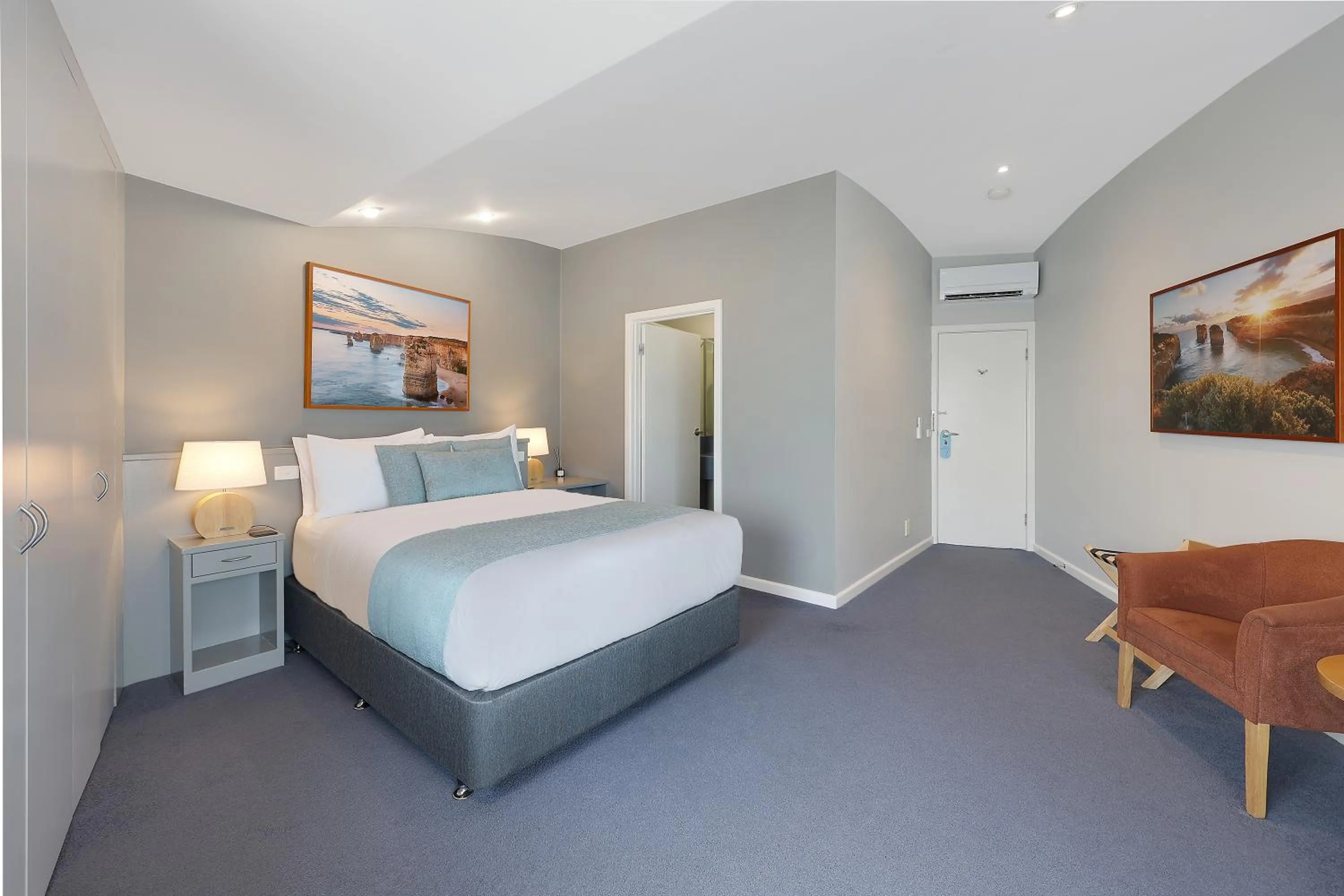 Shower, Bed in Waves Luxury Suites & Port Central Apartments