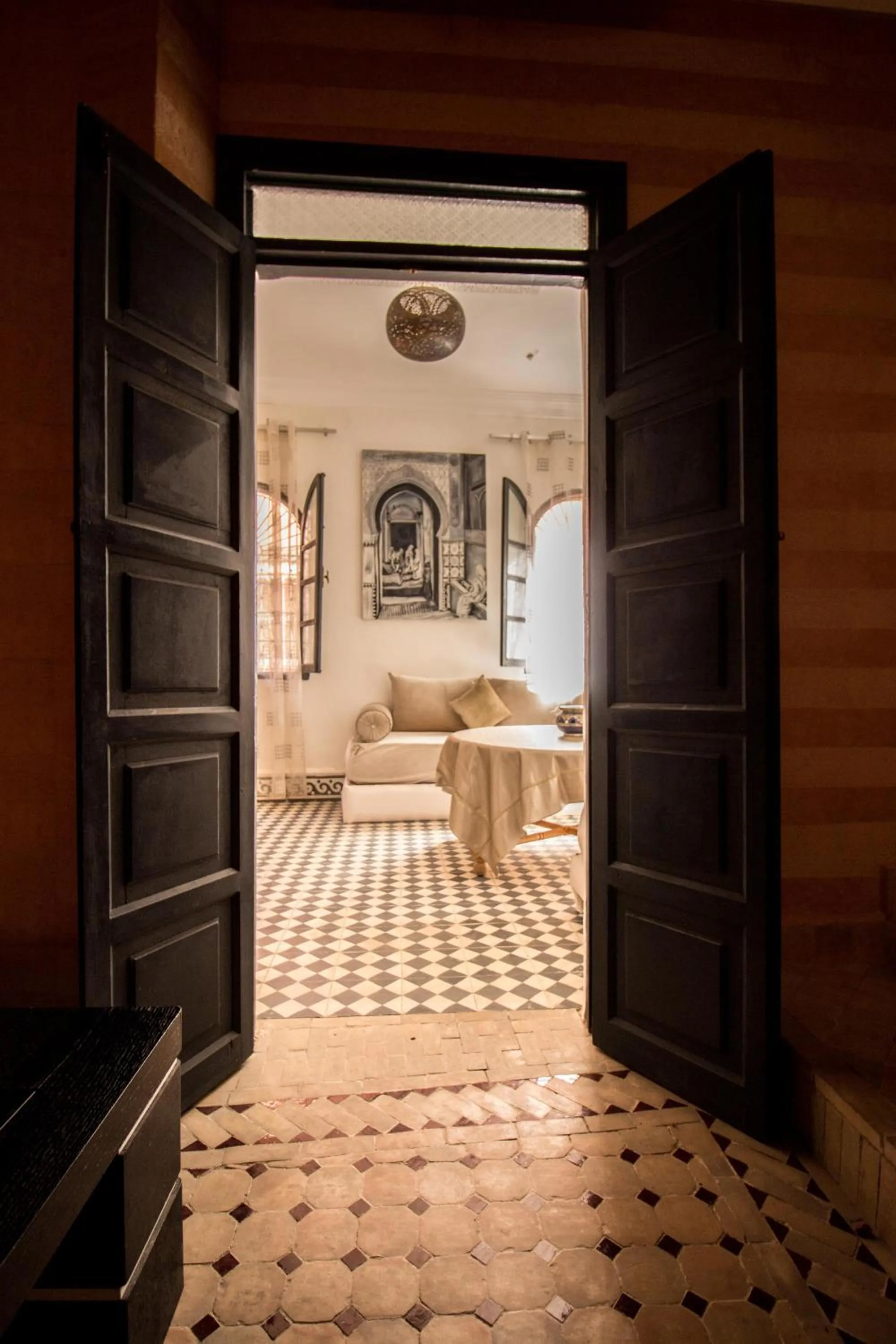 Living room, Bed in Riad Abjaou