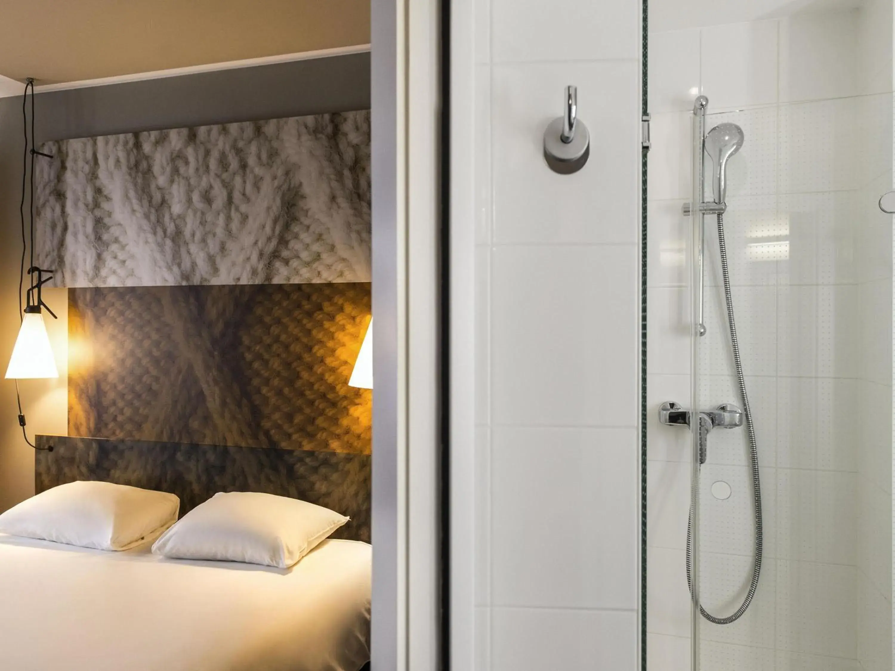 Bedroom, Bed in ibis Hotel Brussels Centre Gare du Midi Bedroom, Bed in ibis Hotel Brussels Centre Gare du Midi