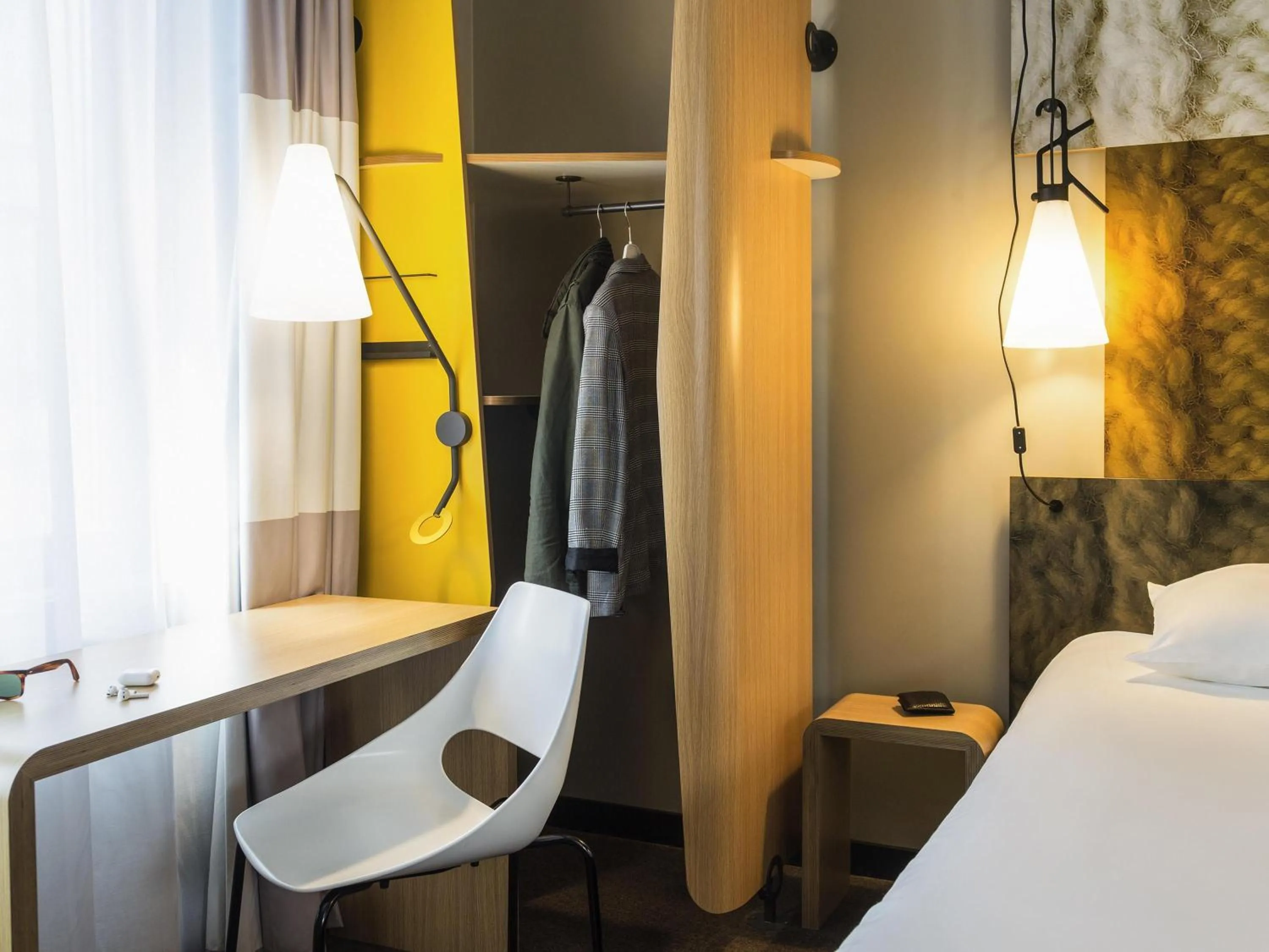 Property building, Bed in ibis Hotel Brussels Centre Gare du Midi