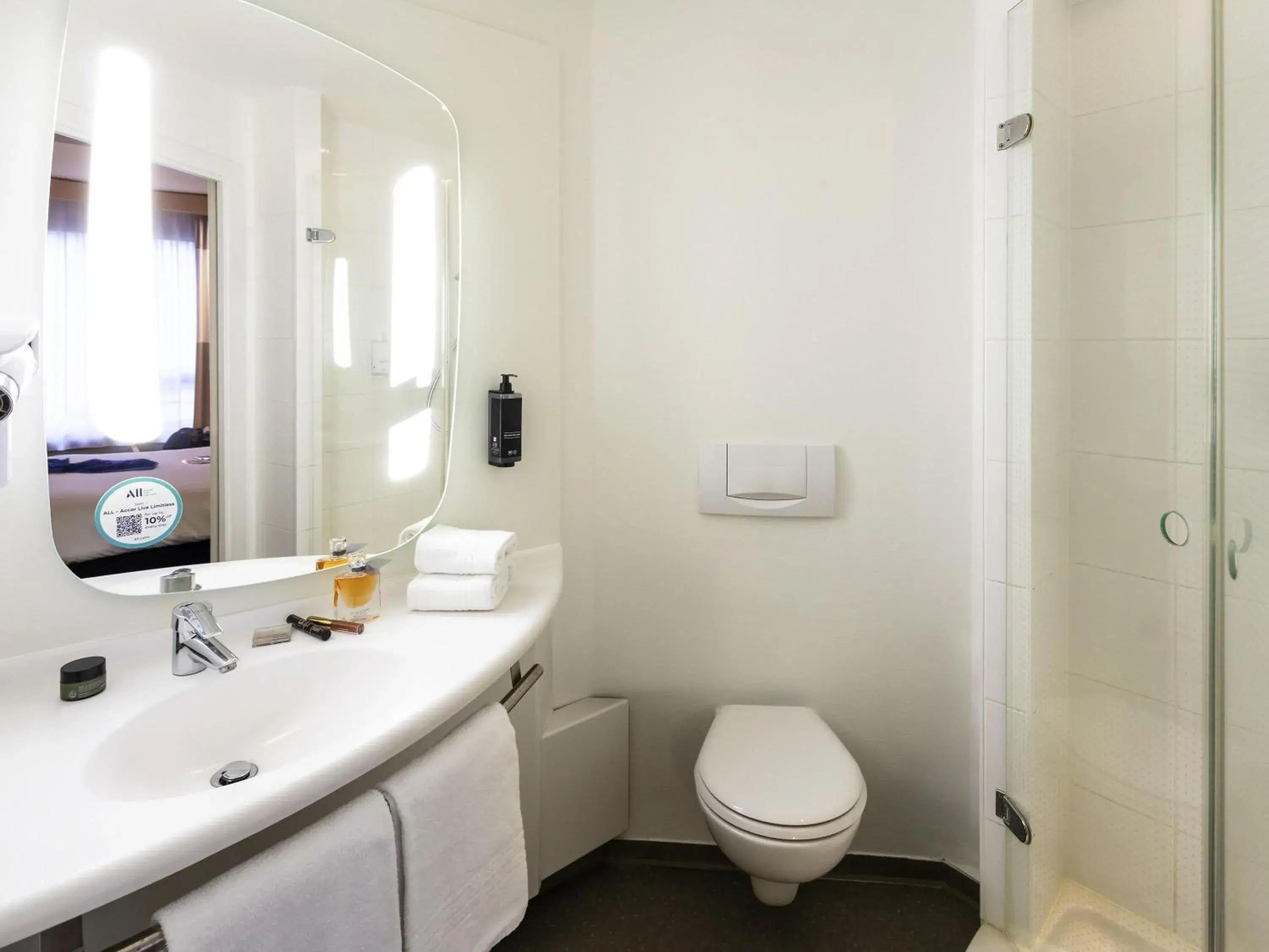 Bedroom in ibis Hotel Brussels Centre Gare du Midi Bedroom in ibis Hotel Brussels Centre Gare du Midi