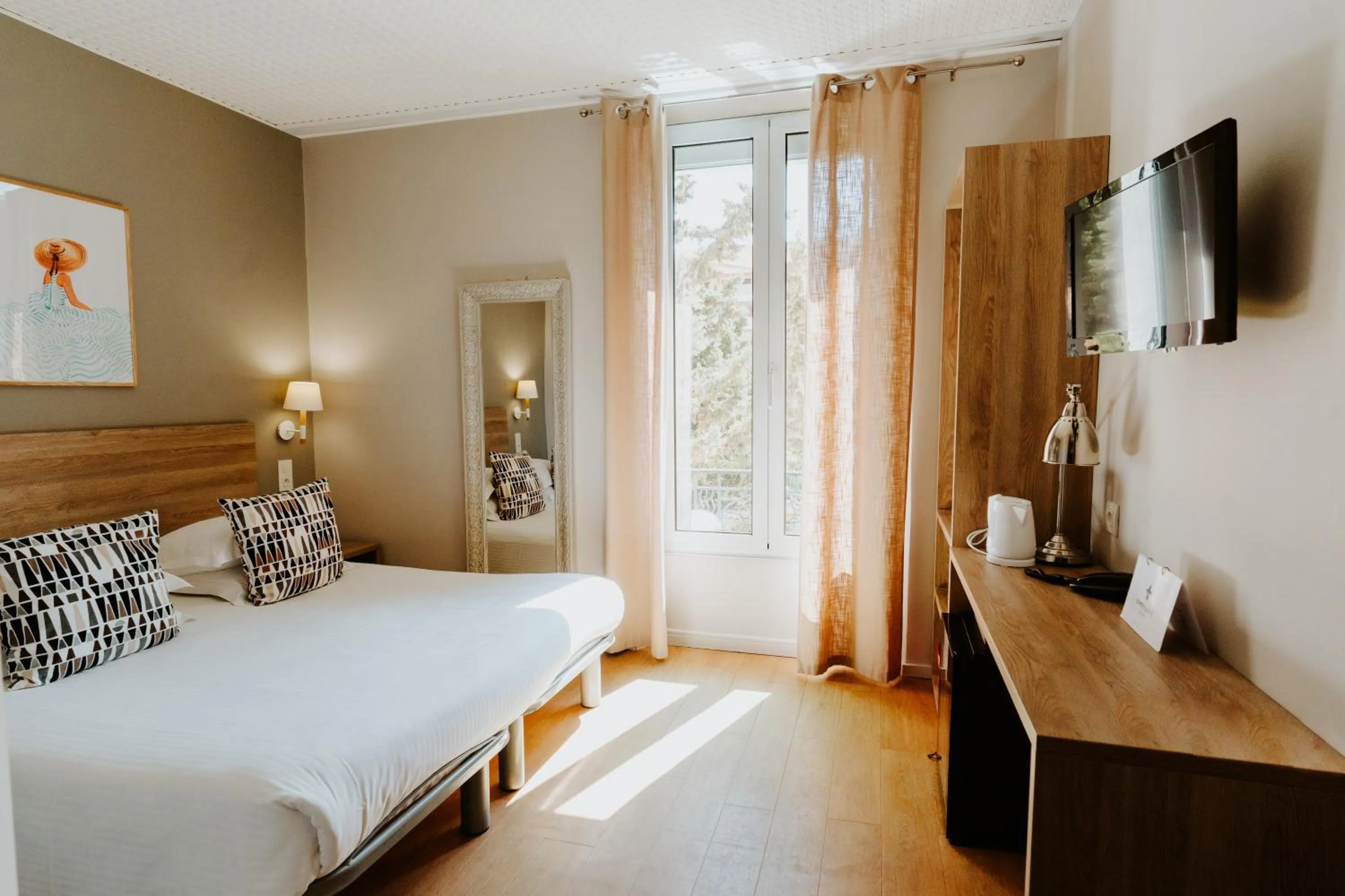 Bedroom, Bed in Hôtel Le Petit Castel