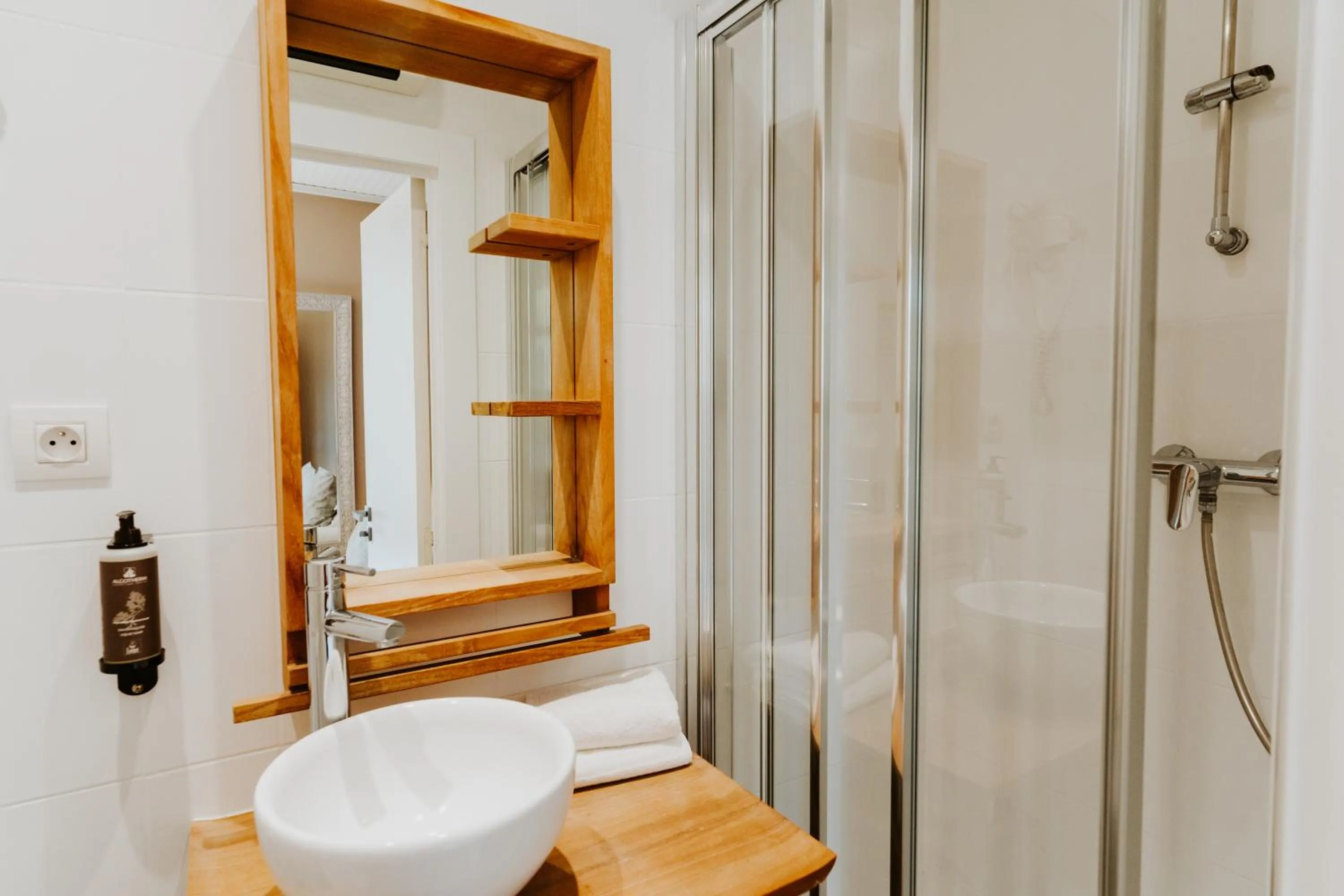 Bathroom in Hôtel Le Petit Castel