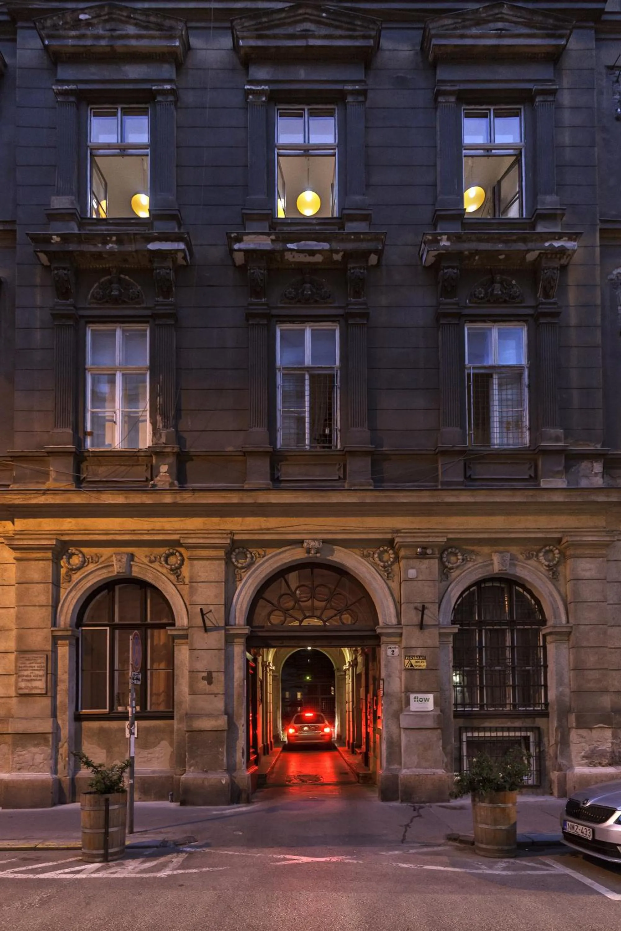 Neighbourhood in Flow Spaces