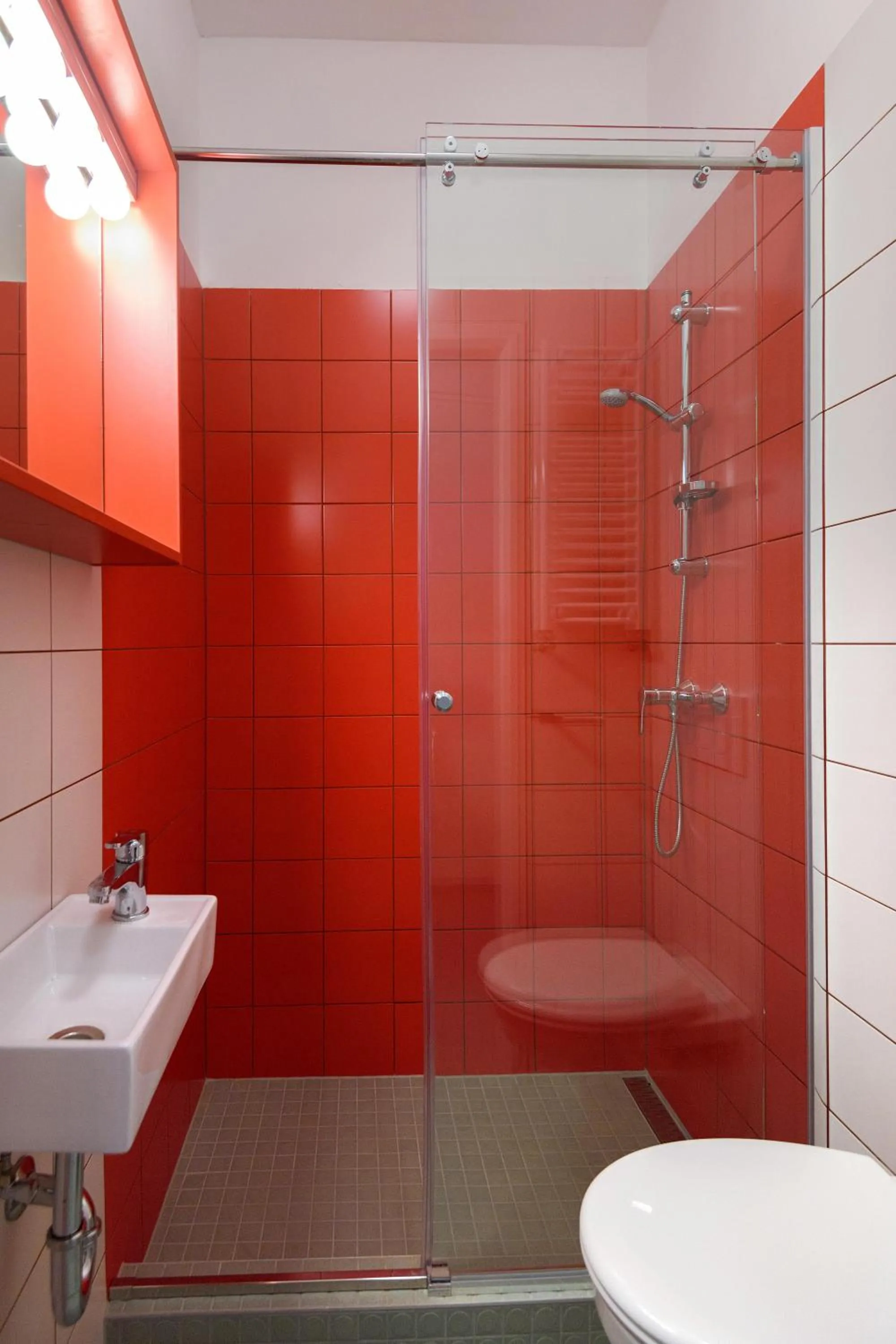 Shower in Flow Spaces