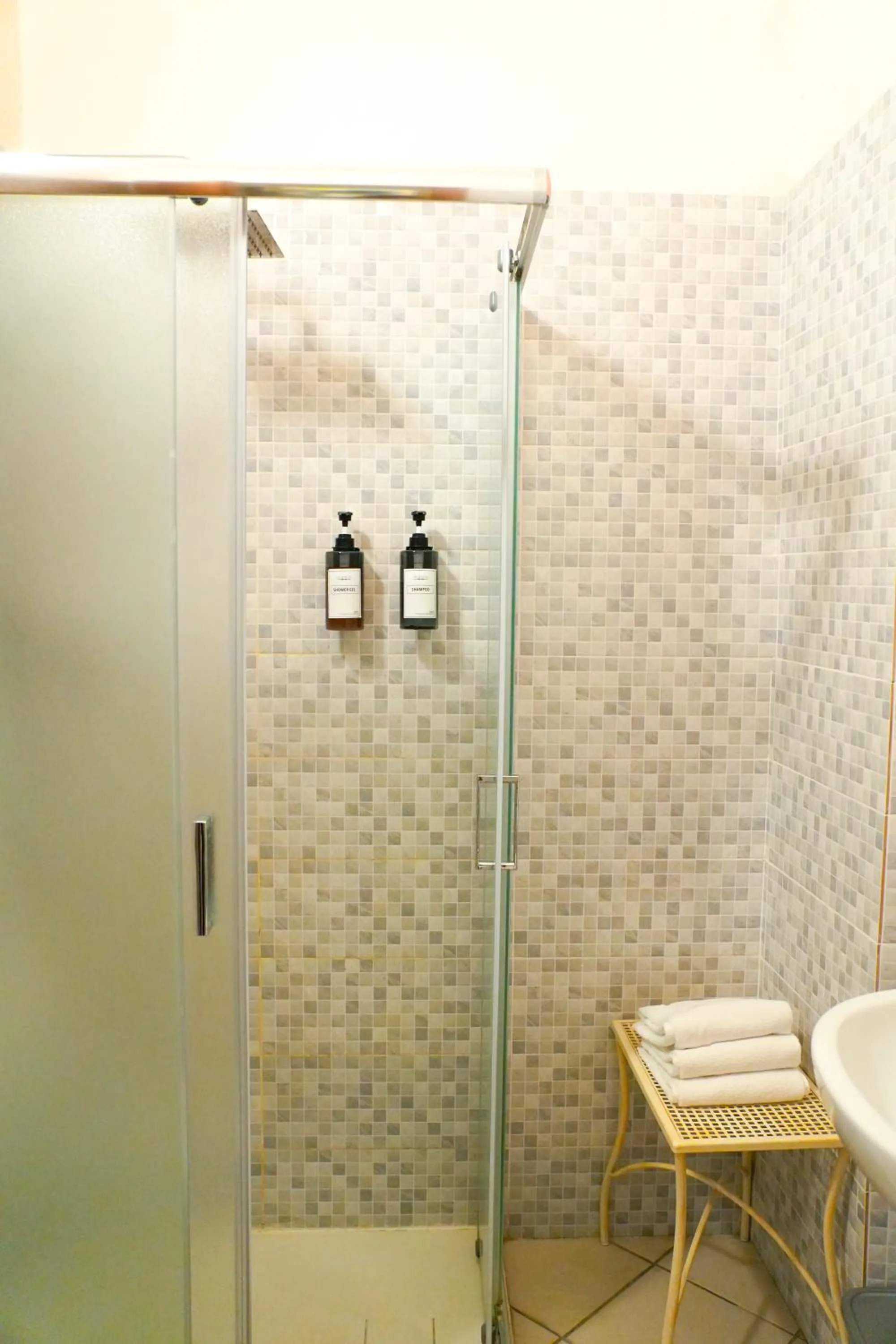 Shower in AlbergoTeatro