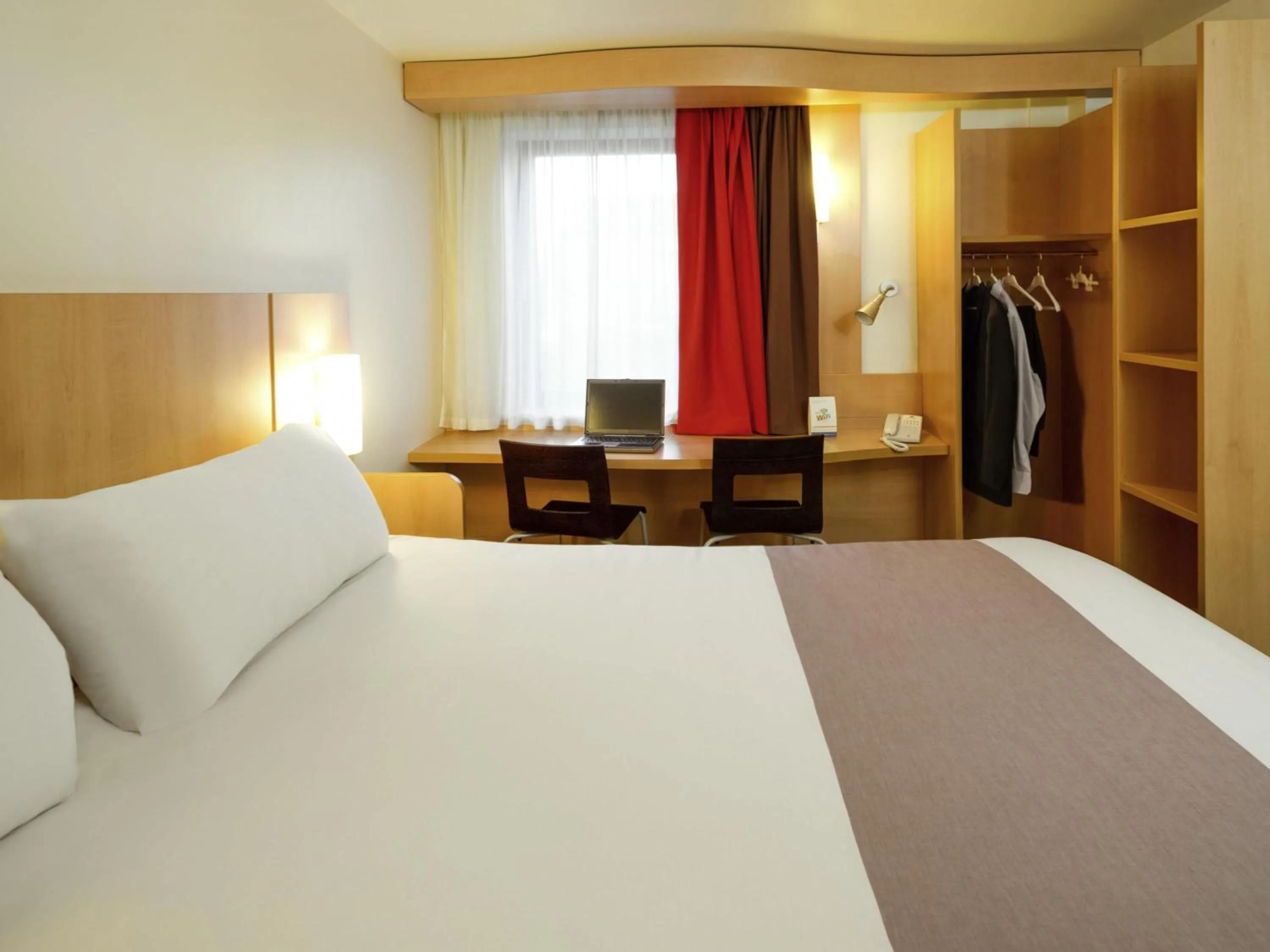 Bedroom, Bed in ibis Hotel Brussels Airport