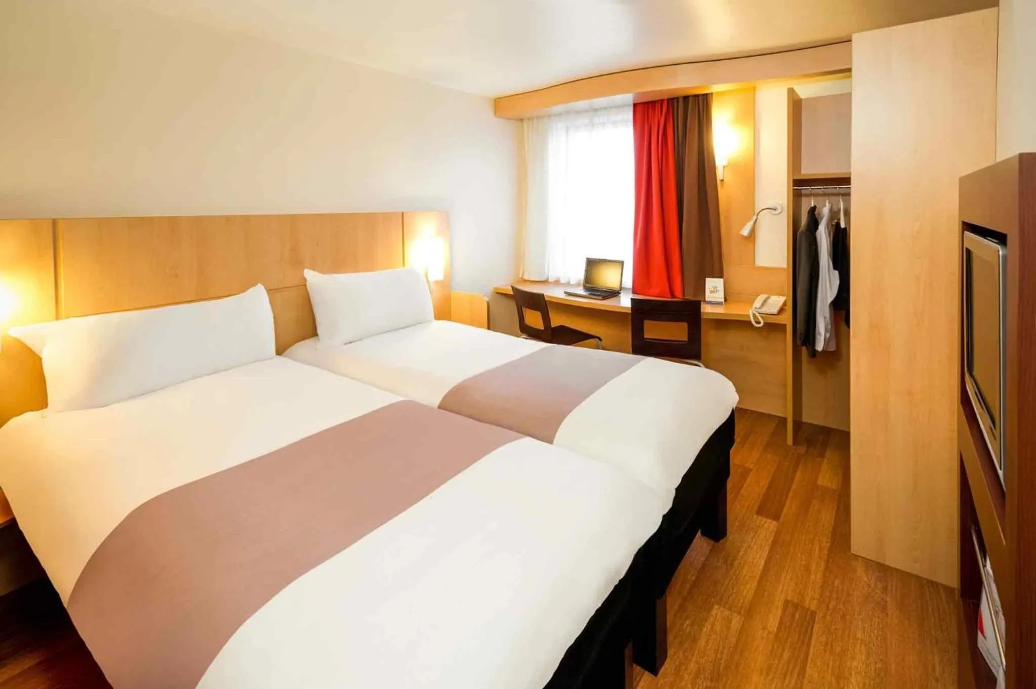Bedroom, Bed in ibis Hotel Brussels Airport