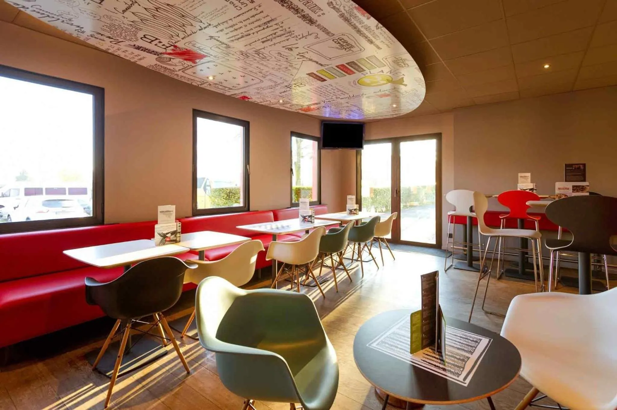 Lounge or bar in ibis Hotel Brussels Airport