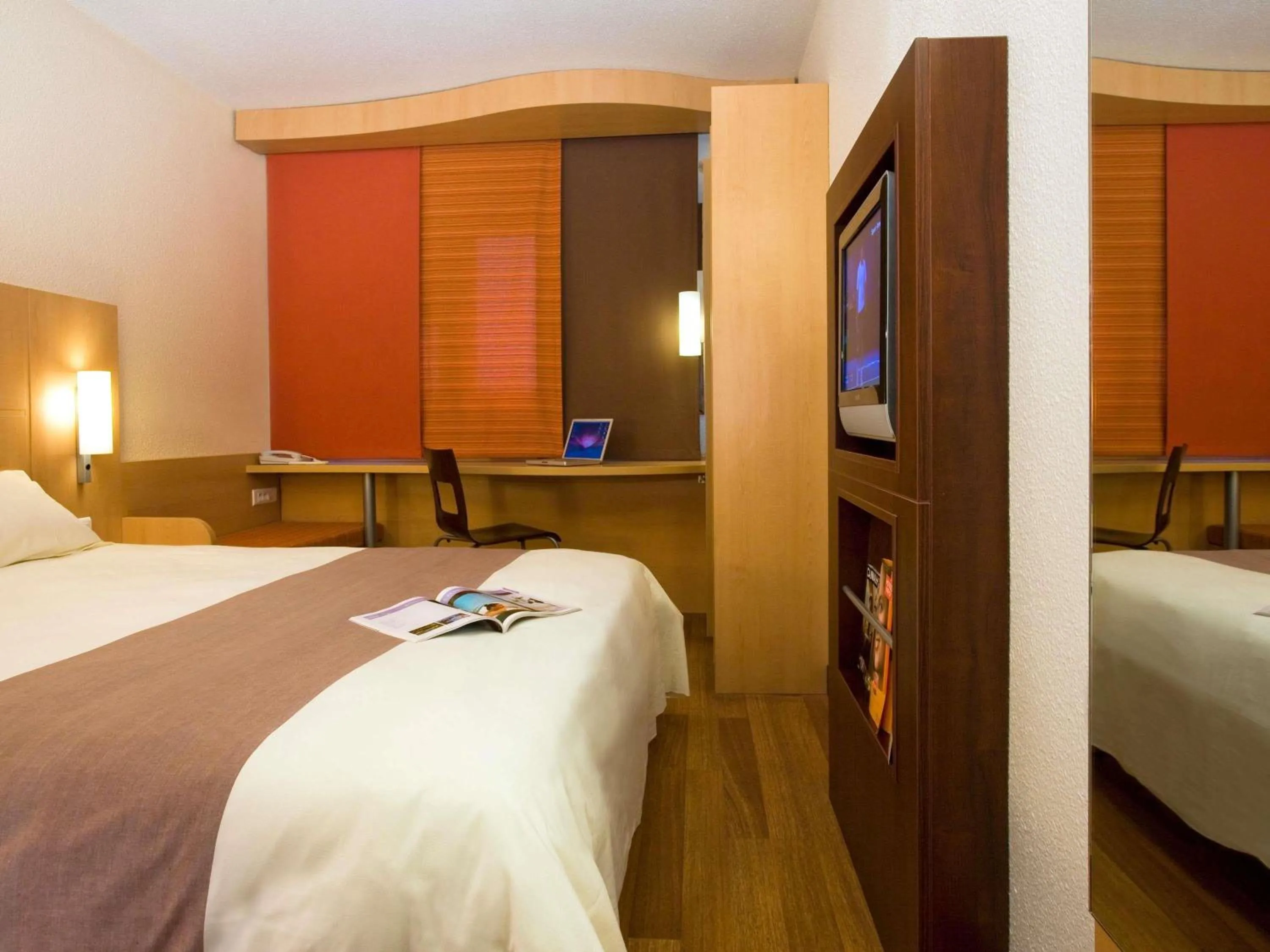 Bedroom, Bed in ibis Hotel Brussels Airport