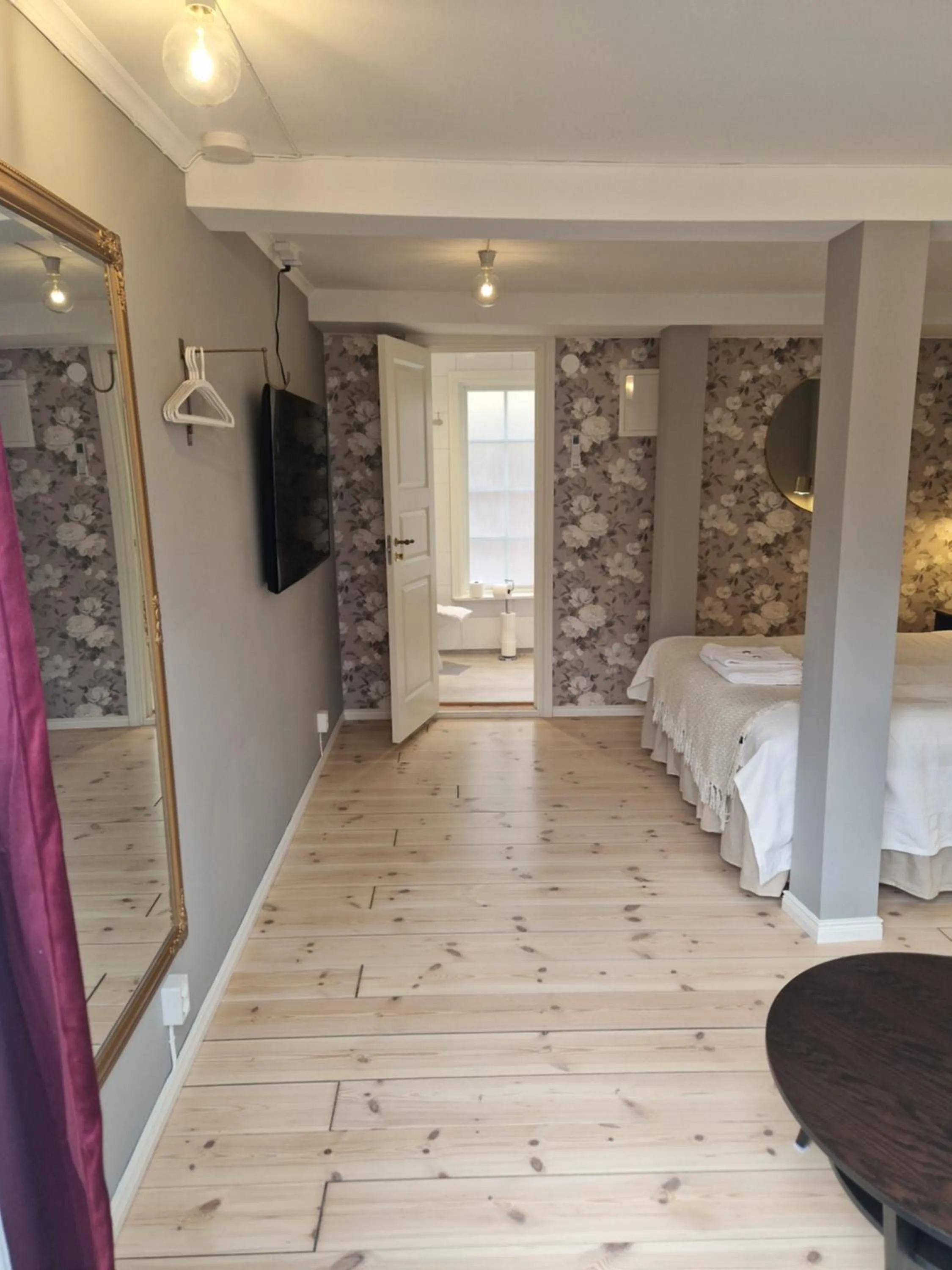 TV and multimedia, Bed in Gårdshotell Klockargården Öregrund