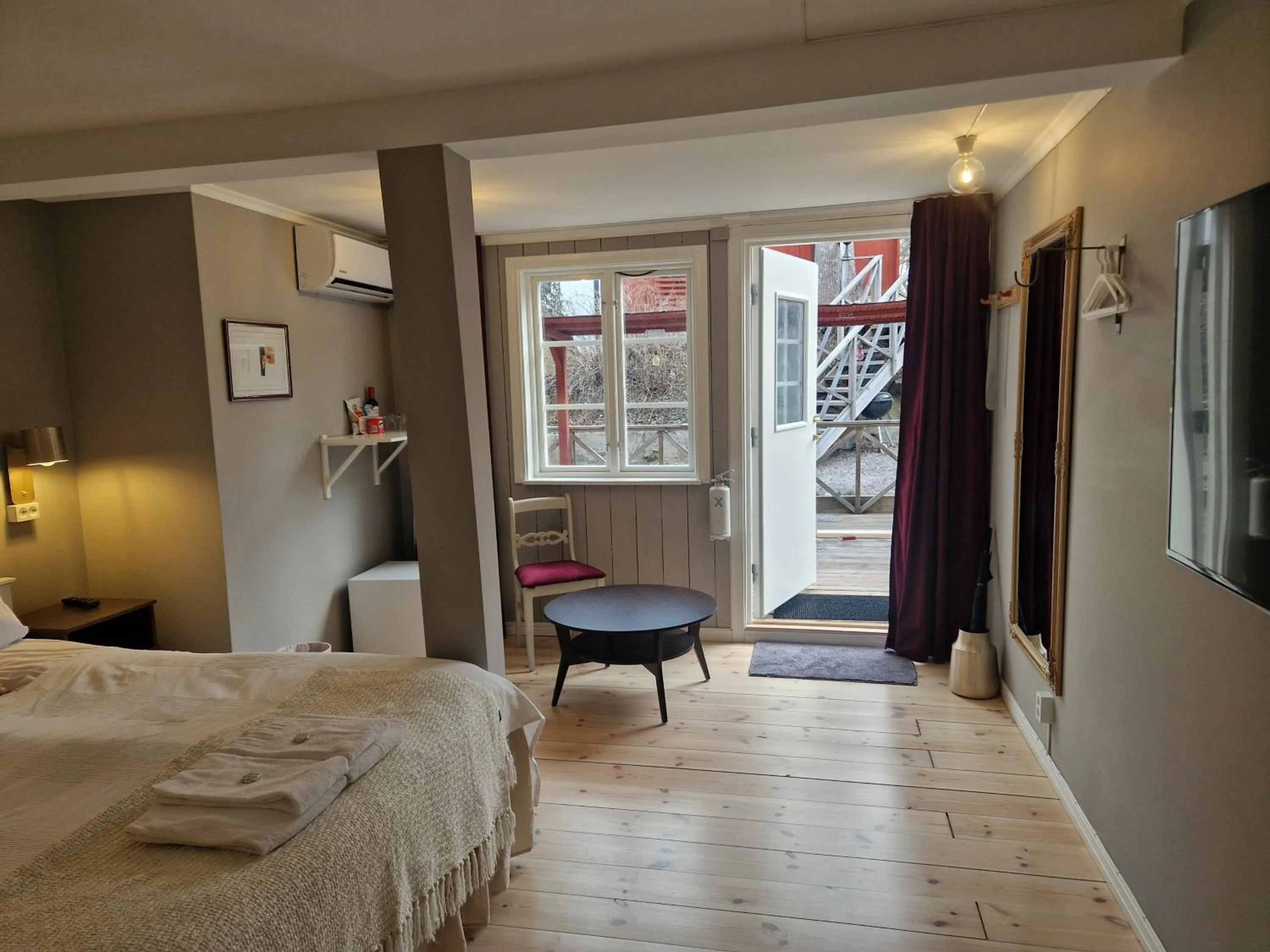 Photo of the whole room, Bed in Gårdshotell Klockargården Öregrund