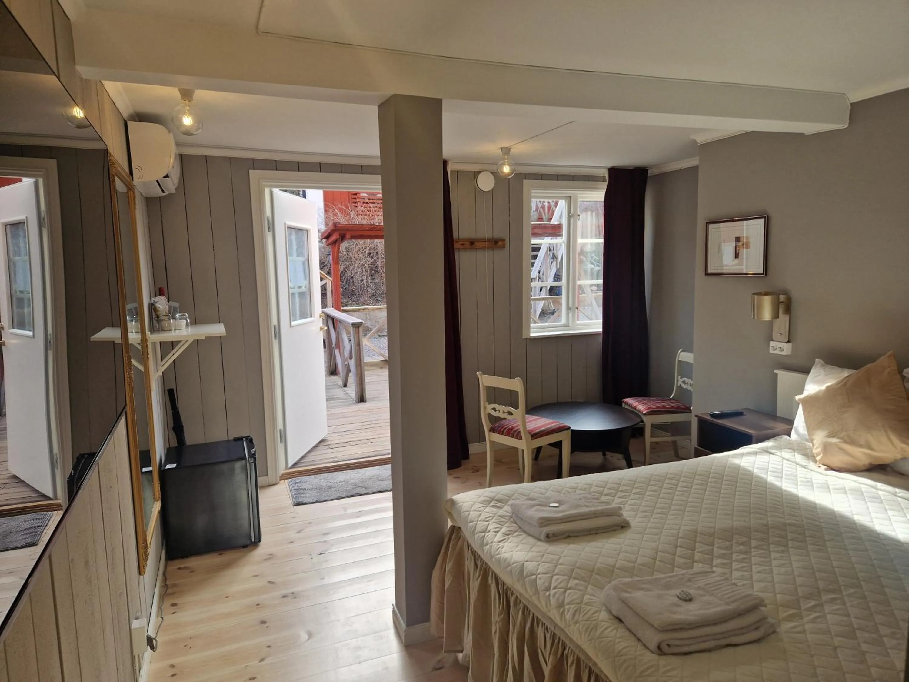 Seating area, Bed in Gårdshotell Klockargården Öregrund