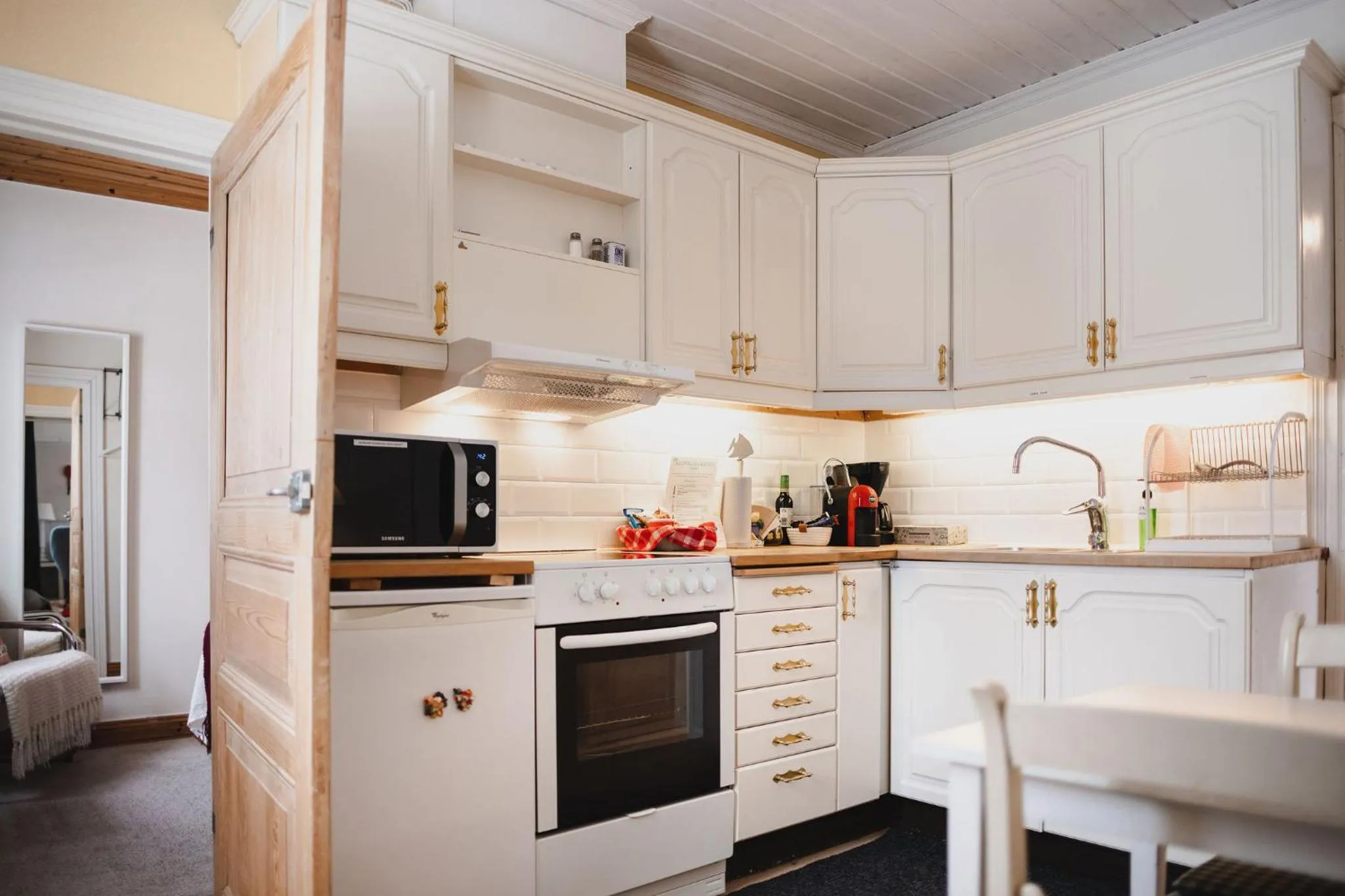 Kitchen or kitchenette in Gårdshotell Klockargården Öregrund