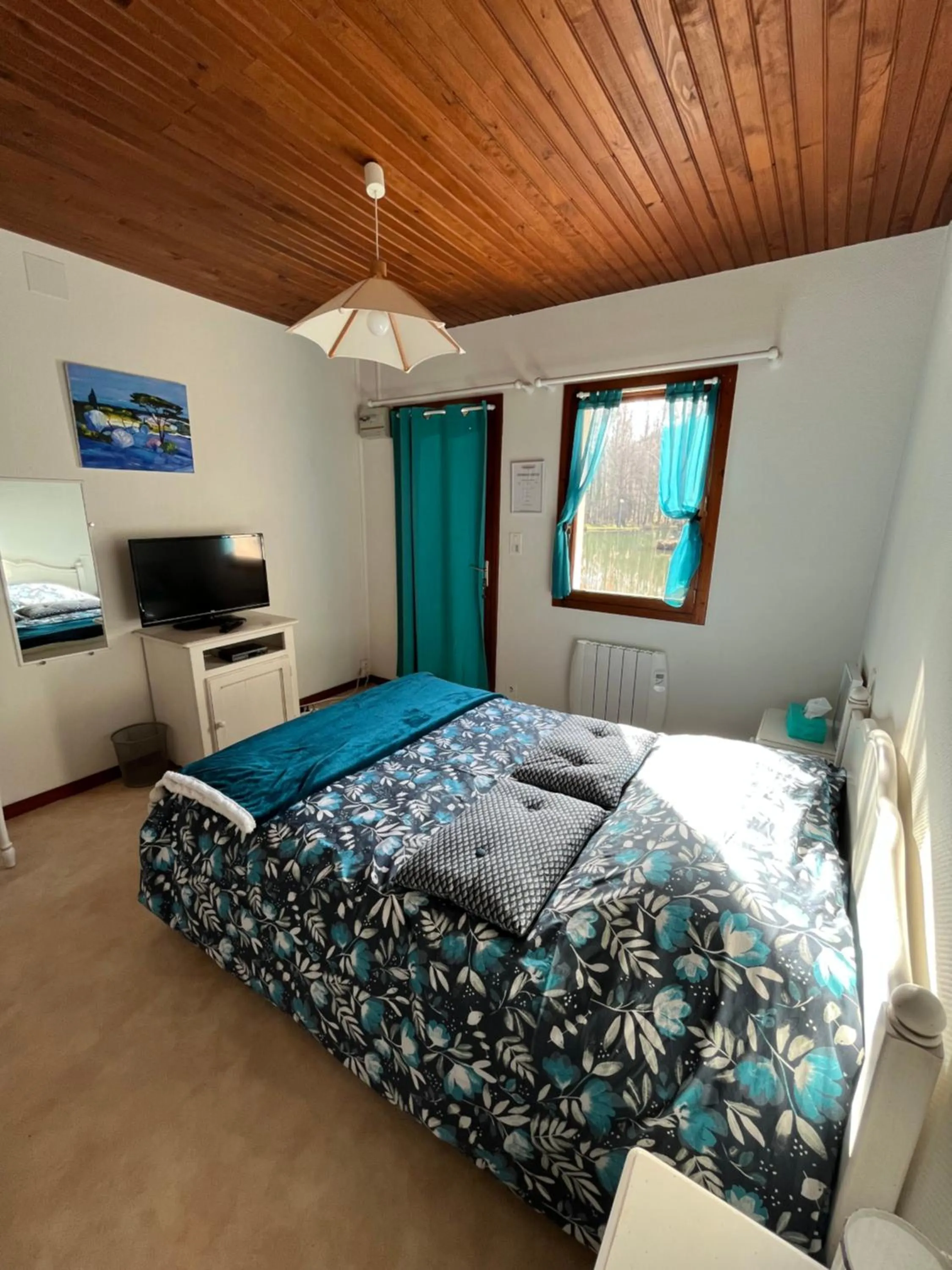 Photo of the whole room, Bed in Le Domaine de L'étang de Sandanet