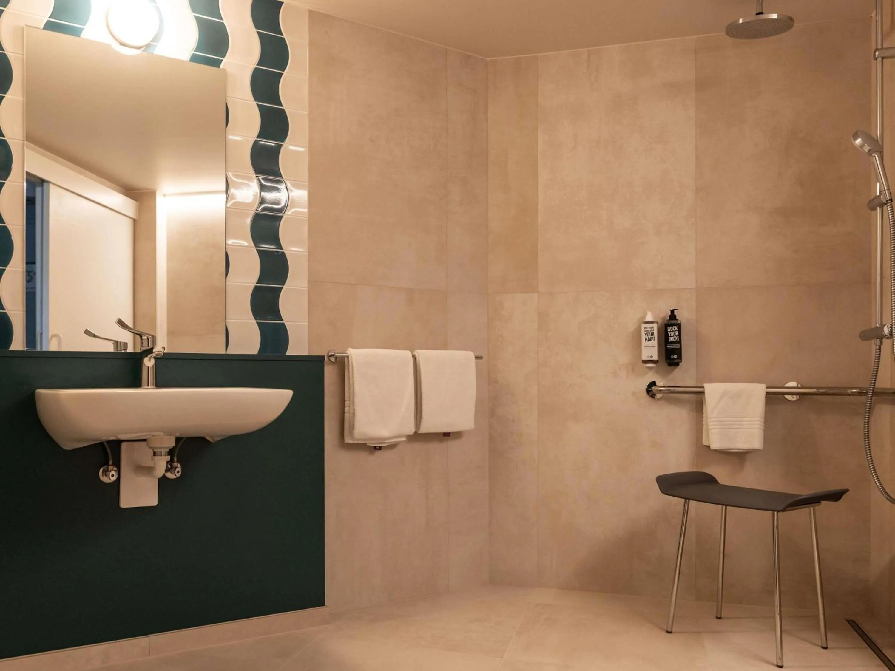 Bedroom in ibis Styles Brugge Centrum