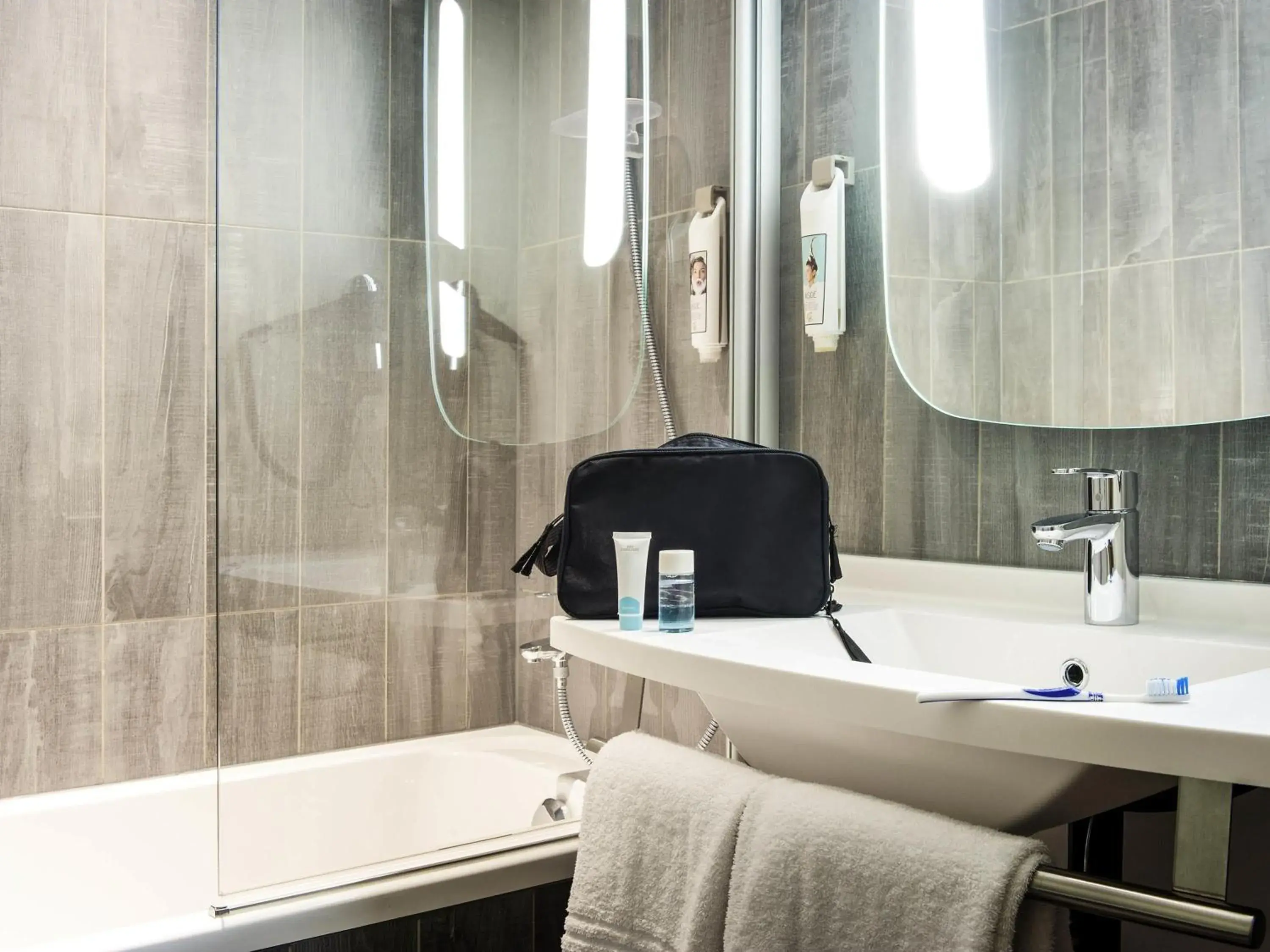 Bedroom in ibis Charleroi Centre Gare Bedroom in ibis Charleroi Centre Gare