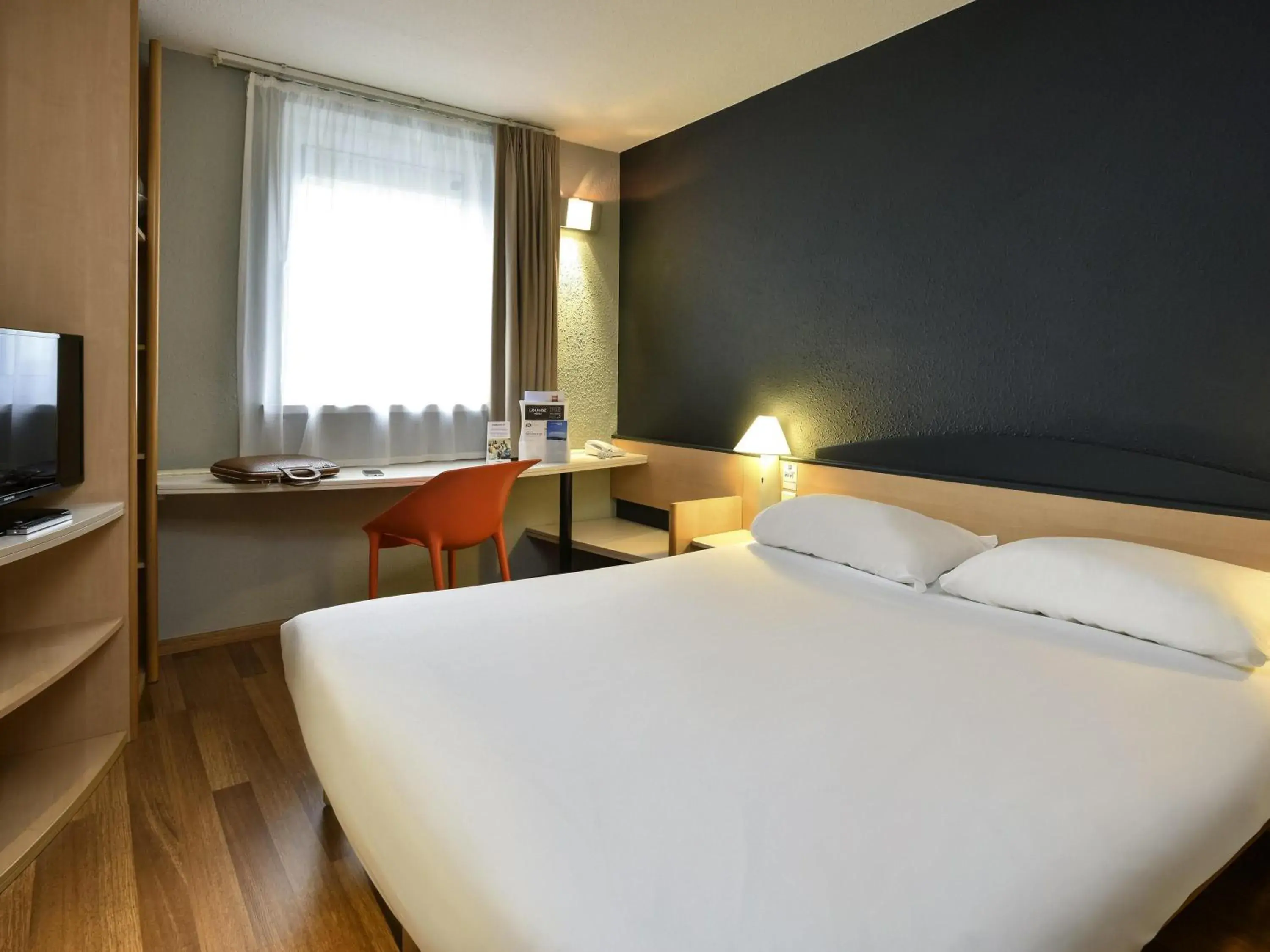 Bedroom, Bed in ibis Charleroi Centre Gare Bedroom, Bed in ibis Charleroi Centre Gare