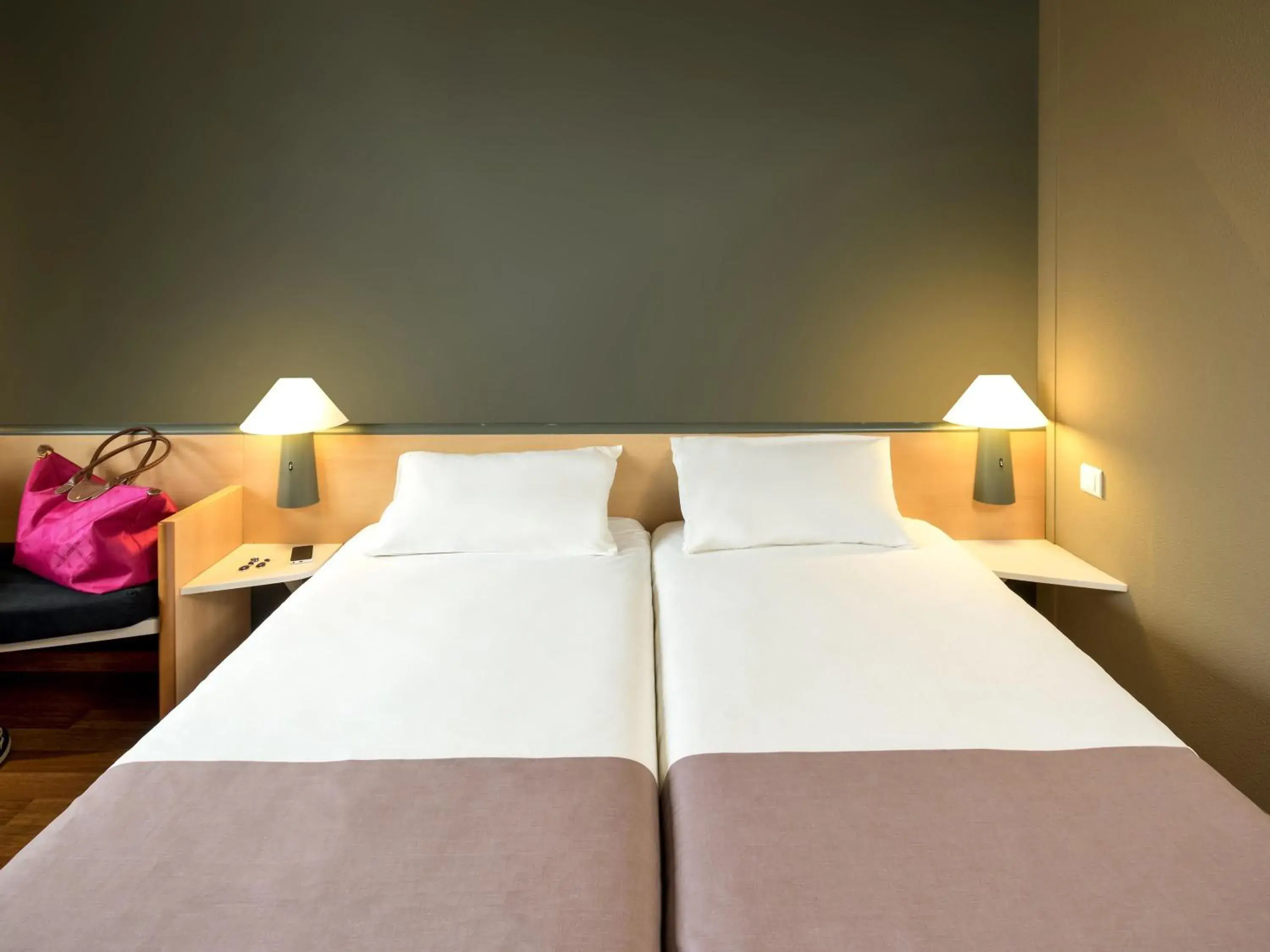 Property building, Bed in ibis Charleroi Centre Gare Property building, Bed in ibis Charleroi Centre Gare