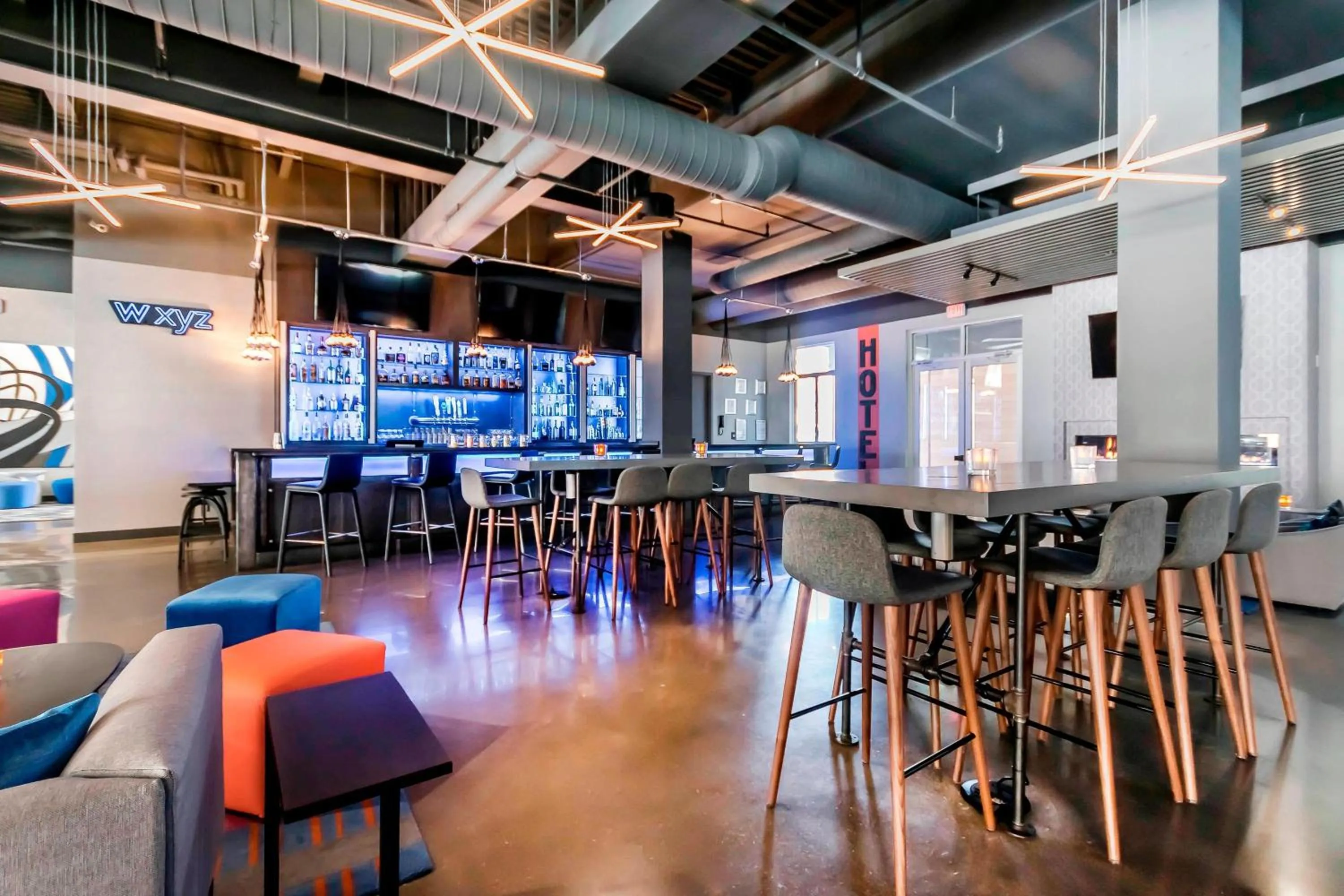 Restaurant/places to eat in Aloft Newport on the Levee