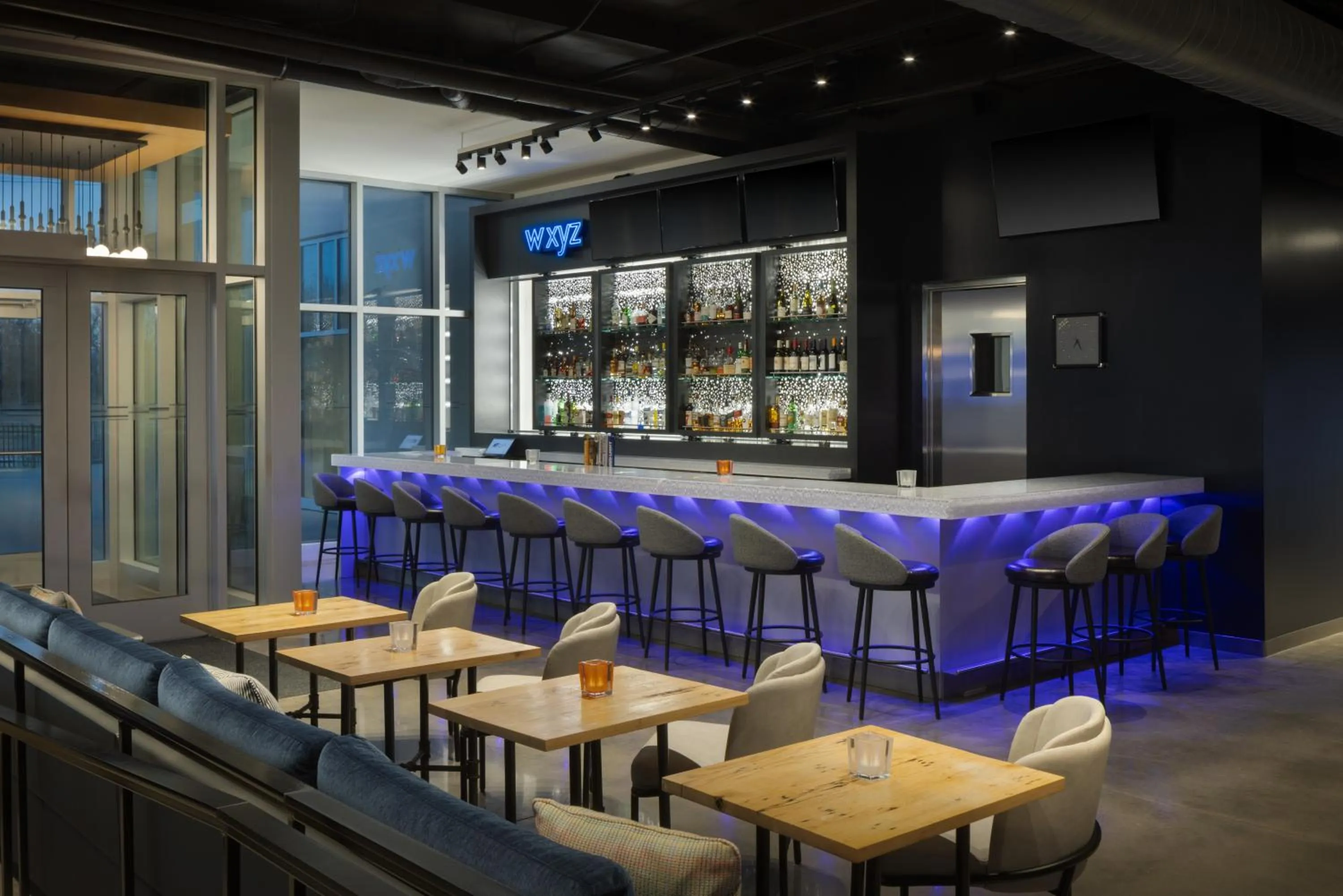 Lounge or bar in Aloft Wichita