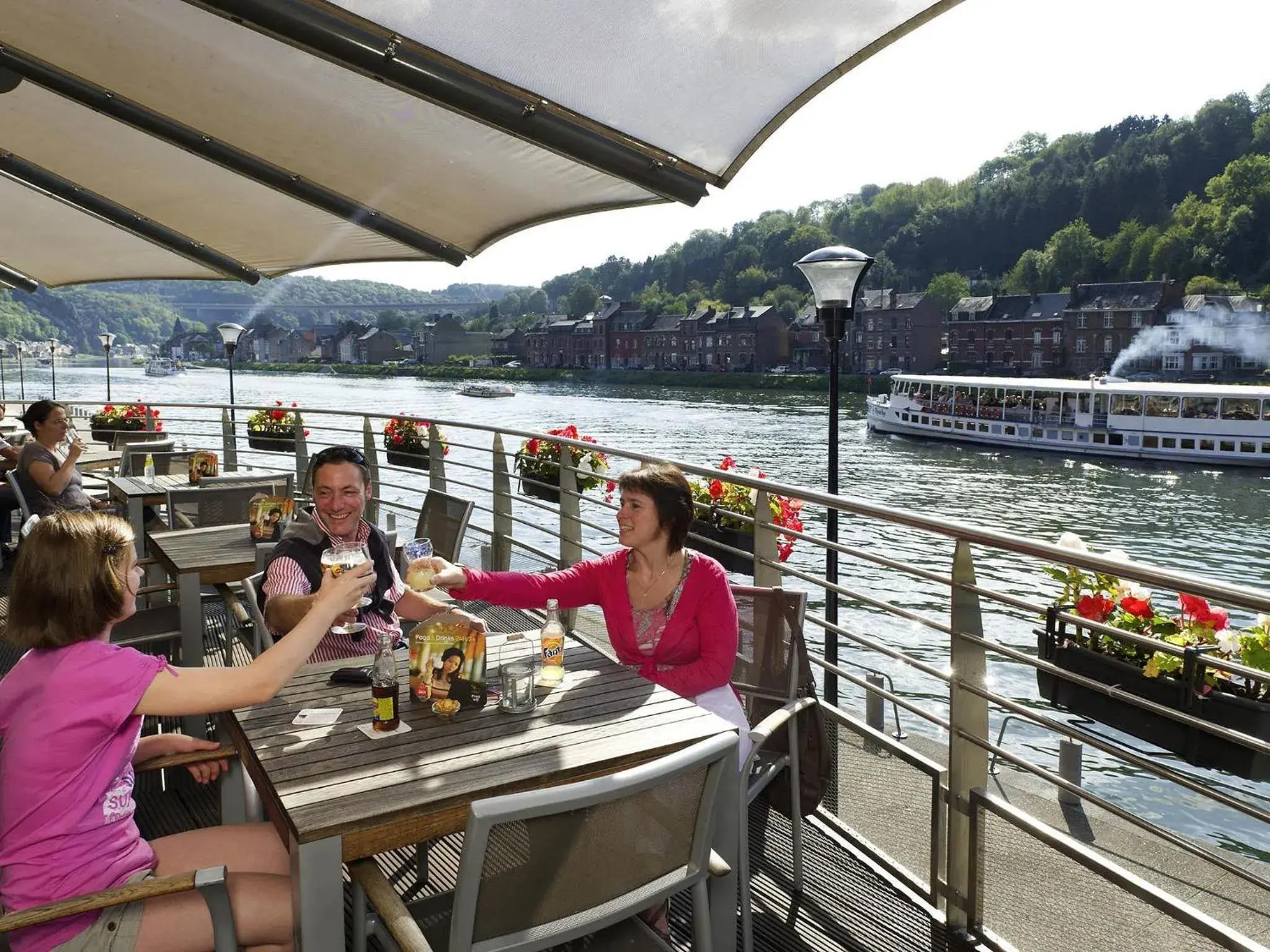 Lounge or bar in ibis Dinant Centre Lounge or bar in ibis Dinant Centre