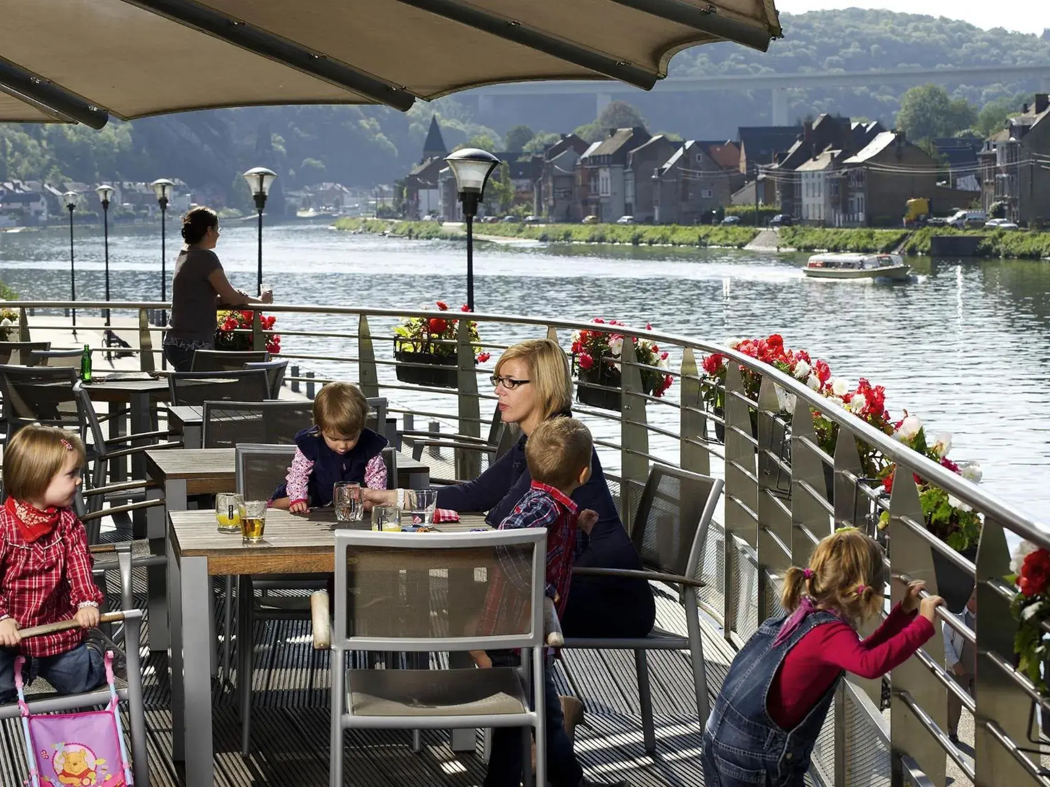 Lounge or bar in ibis Dinant Centre Lounge or bar in ibis Dinant Centre