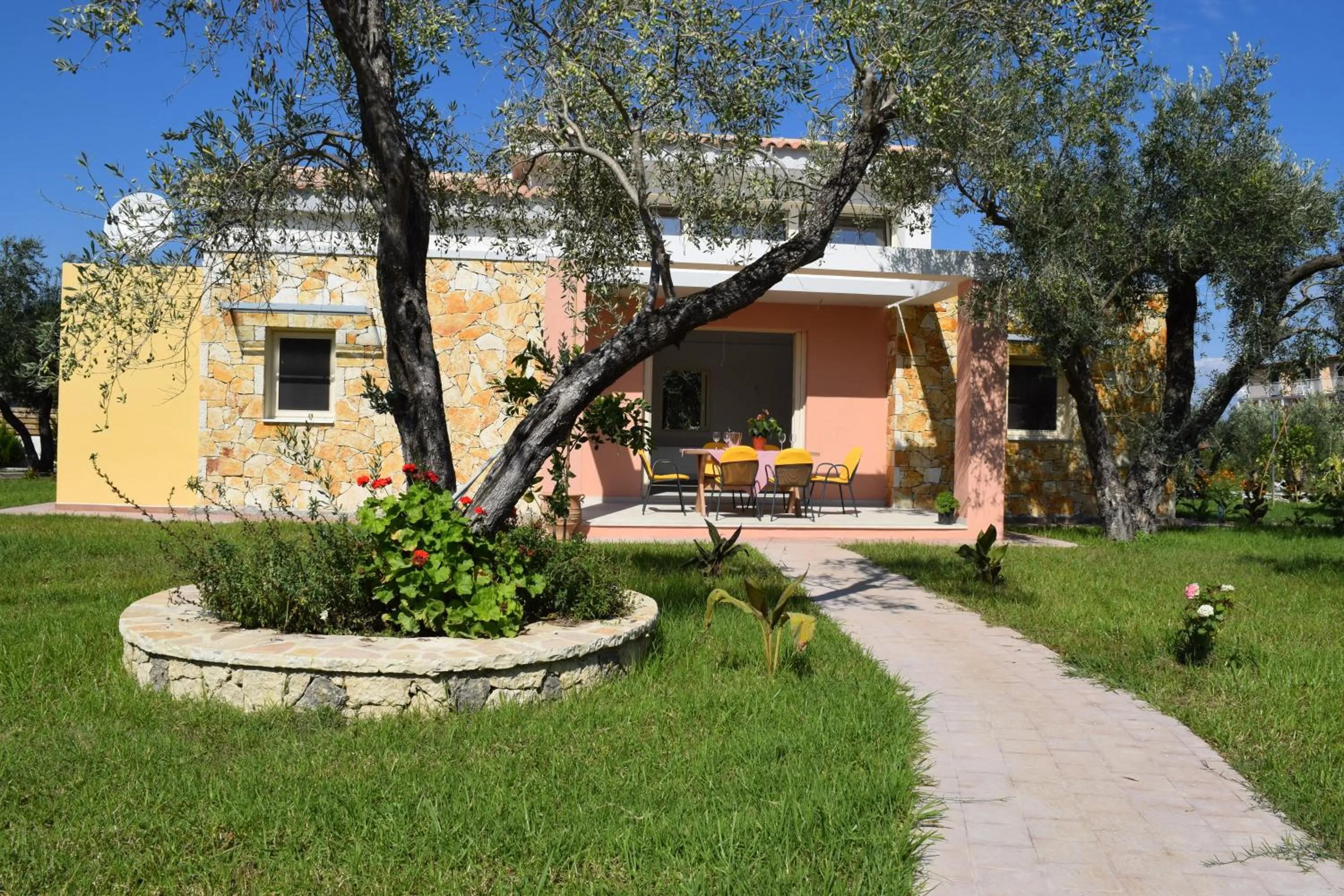 Garden in Three Stars Luxury Villas