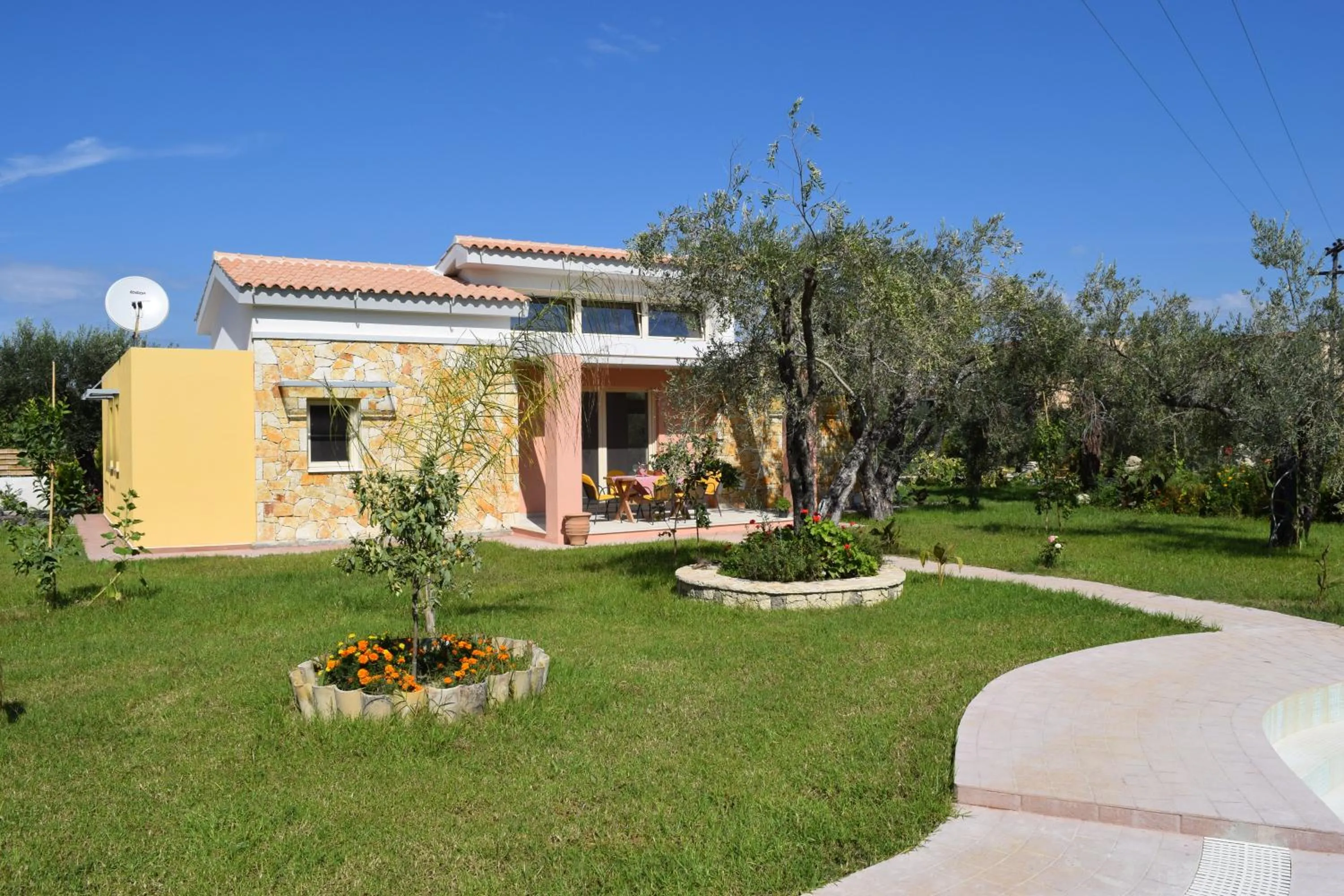 Garden in Three Stars Luxury Villas