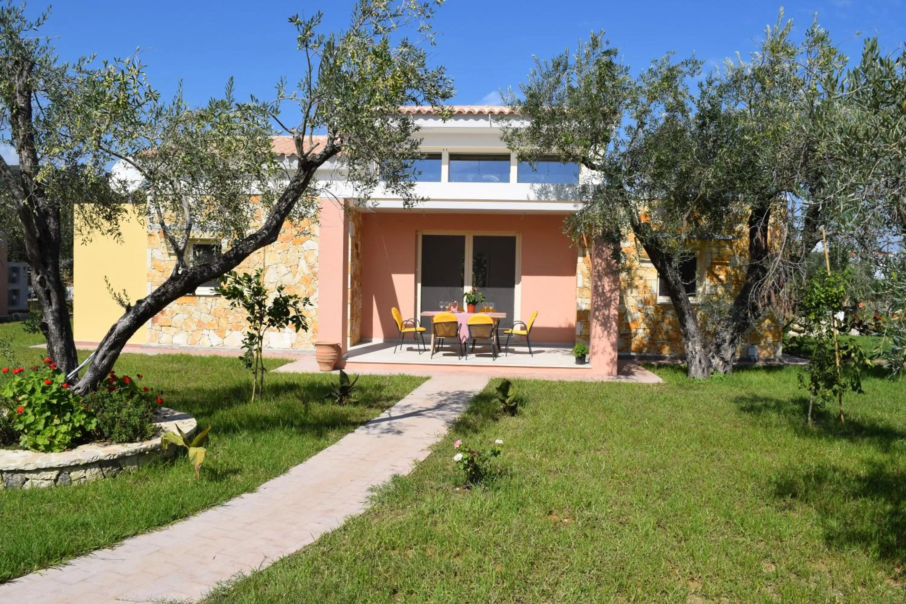 Garden in Three Stars Luxury Villas