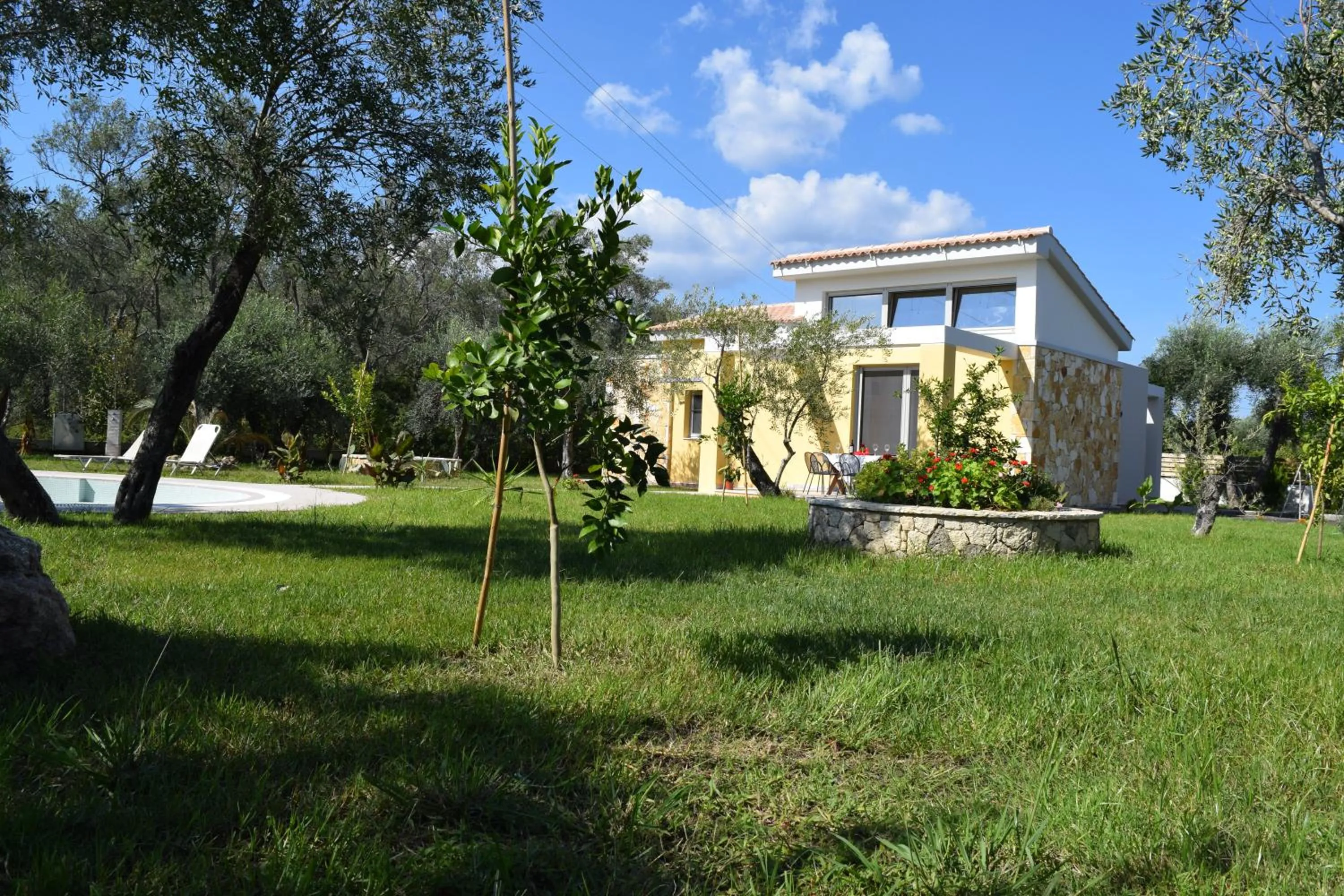 Garden in Three Stars Luxury Villas