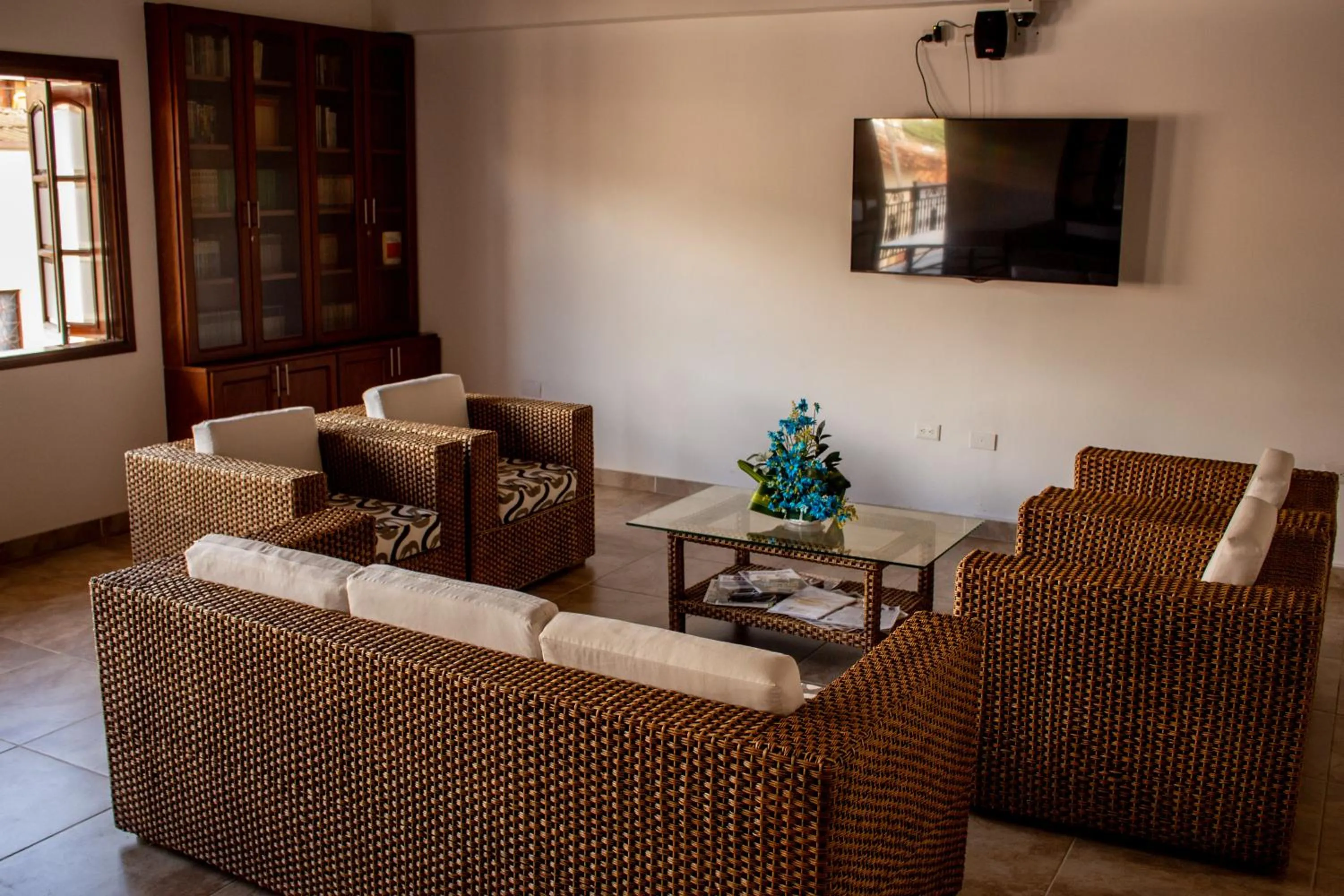 Communal lounge/ TV room in Hotel Abadias De Zapatoca