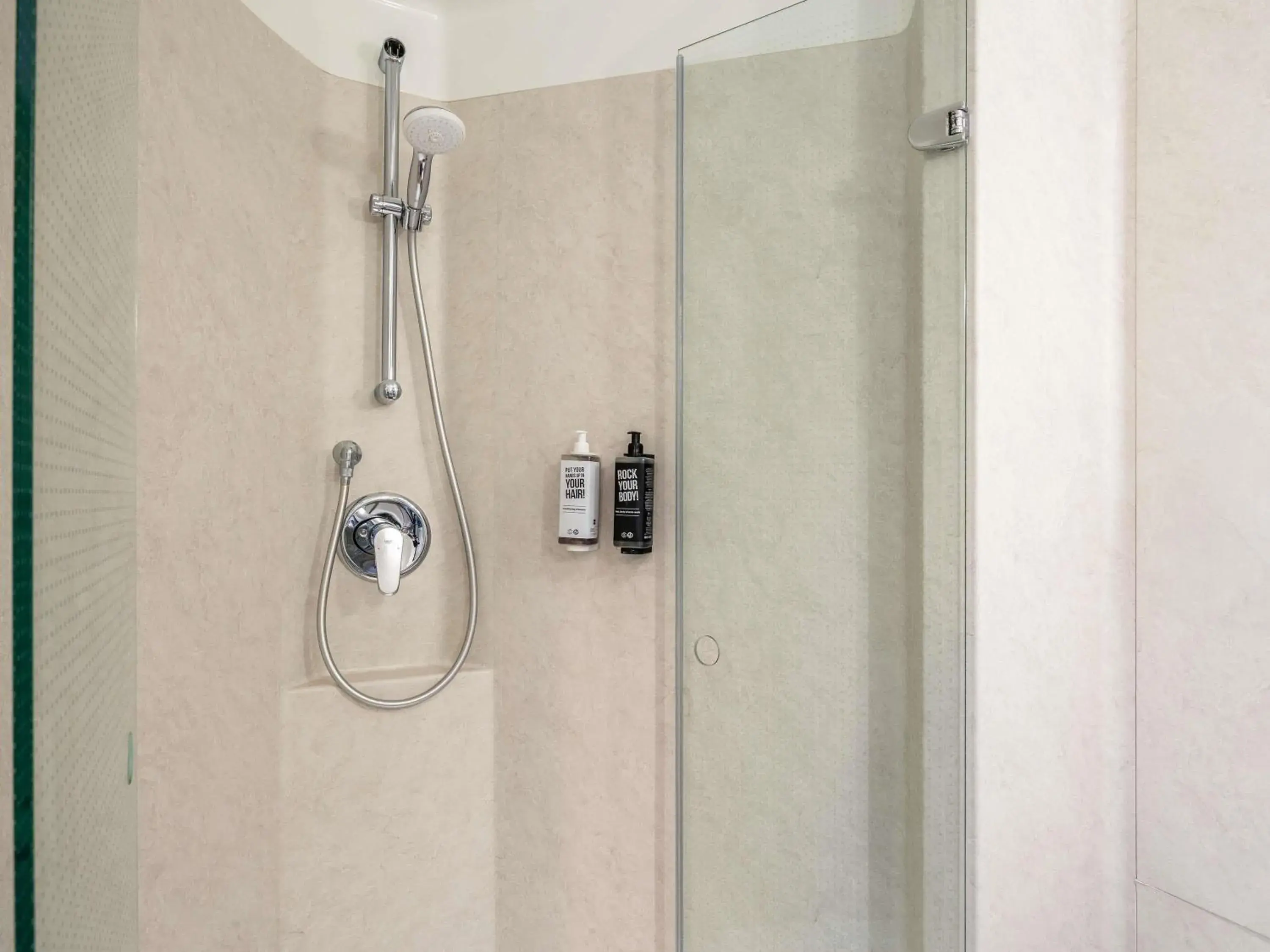 Bedroom in Ibis Namur Centre Bedroom in Ibis Namur Centre