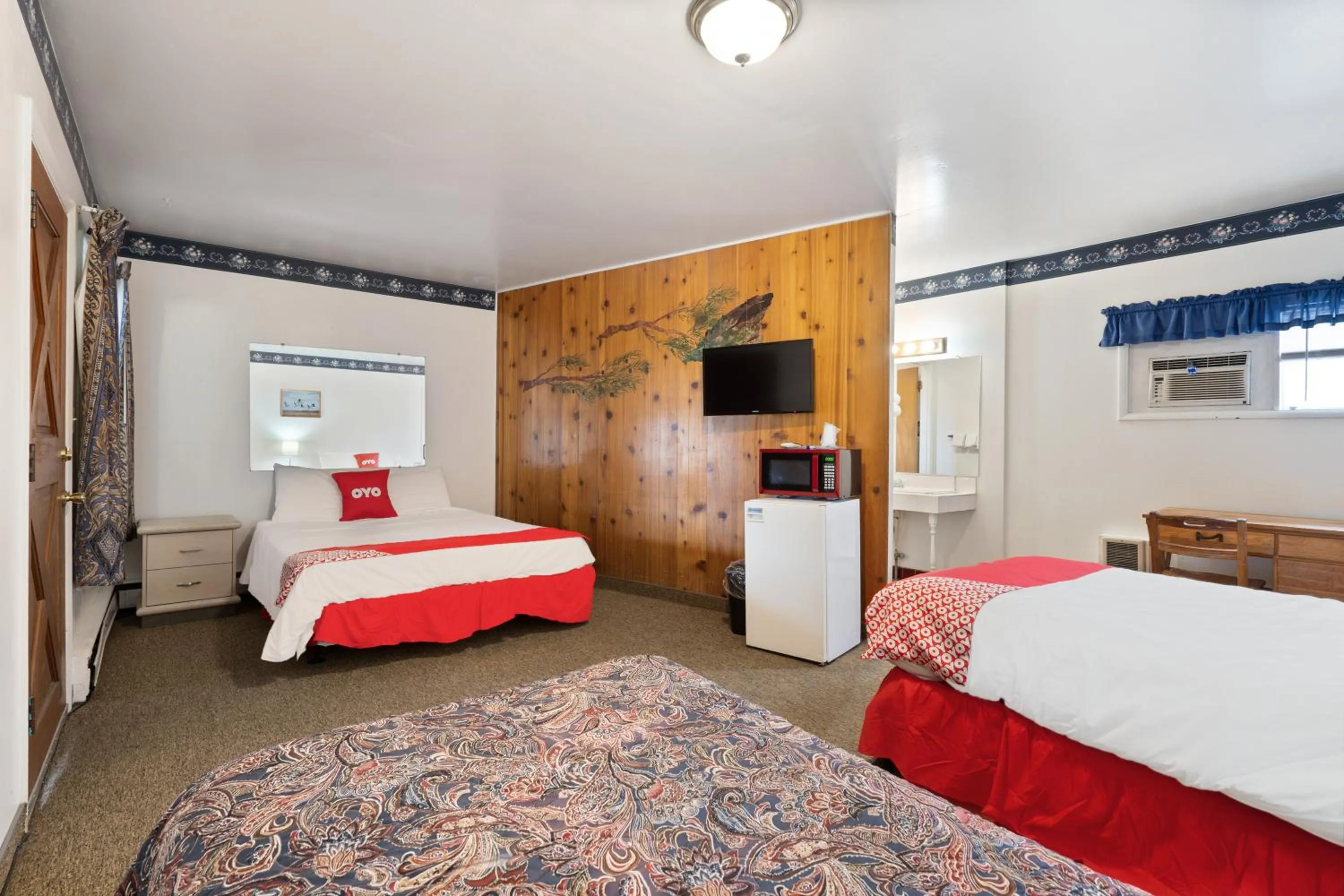 Bedroom in OYO Silver Spur Burns Hwy 20