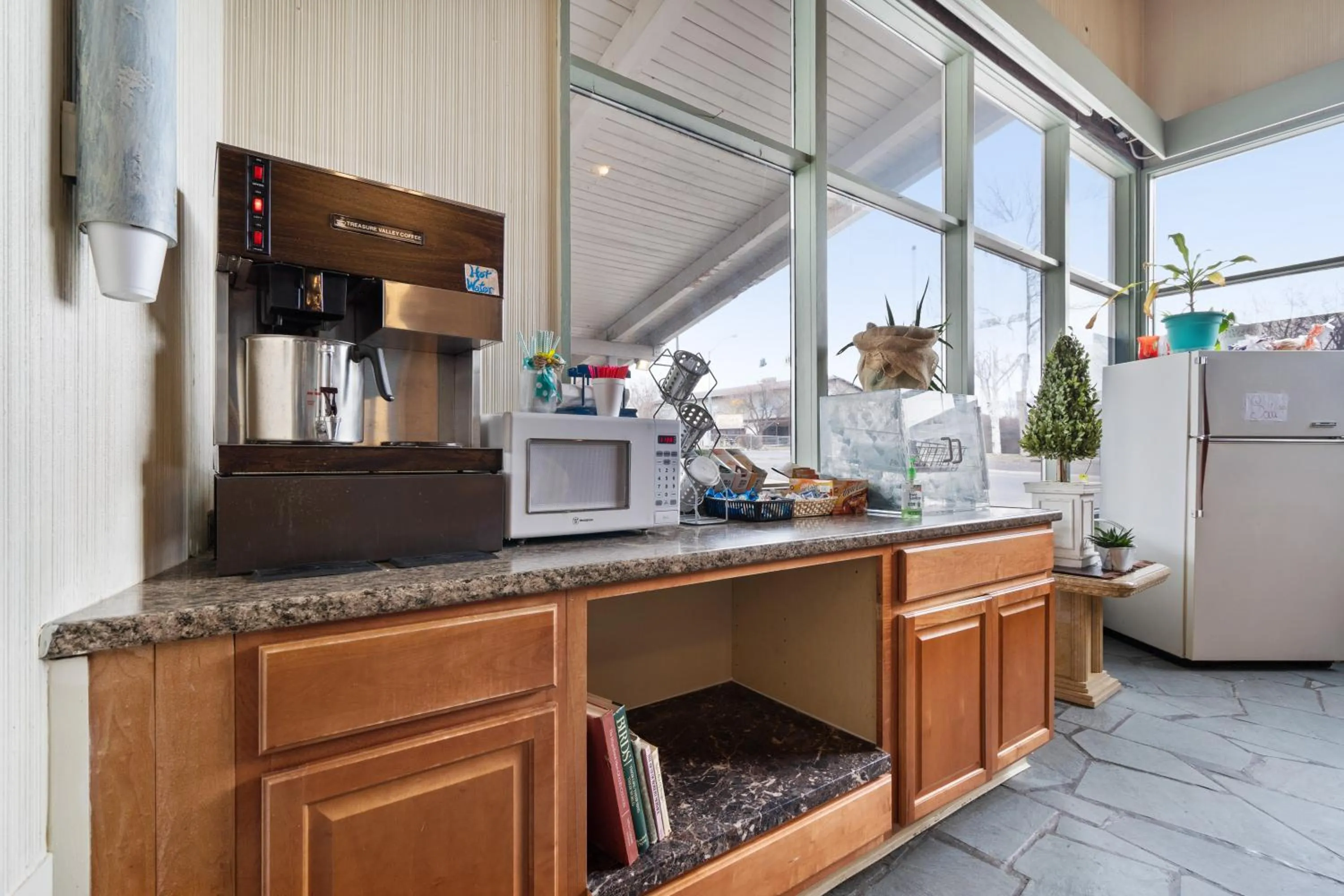 Kitchen or kitchenette in OYO Silver Spur Burns Hwy 20