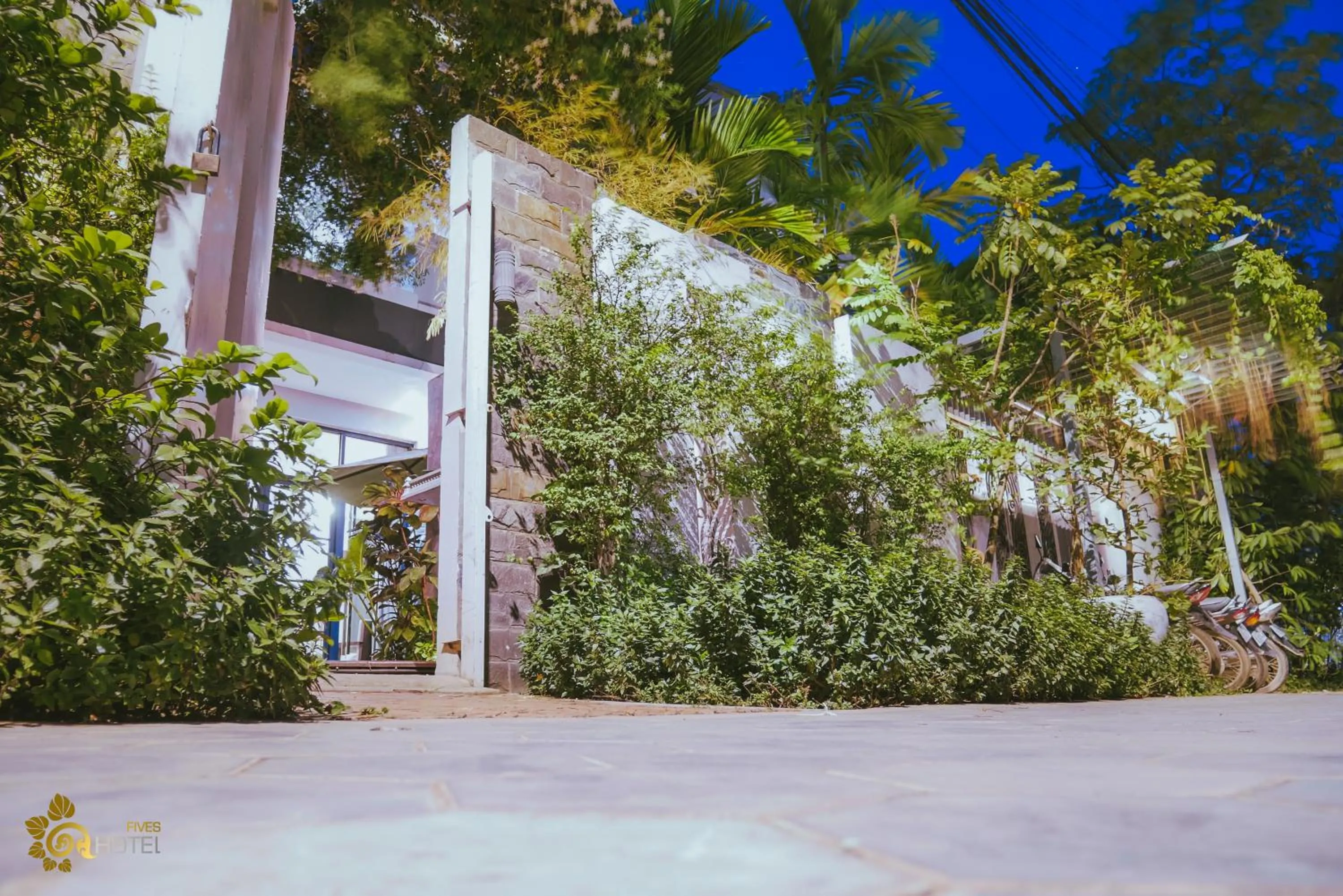 Facade/entrance in Hotel Five.S