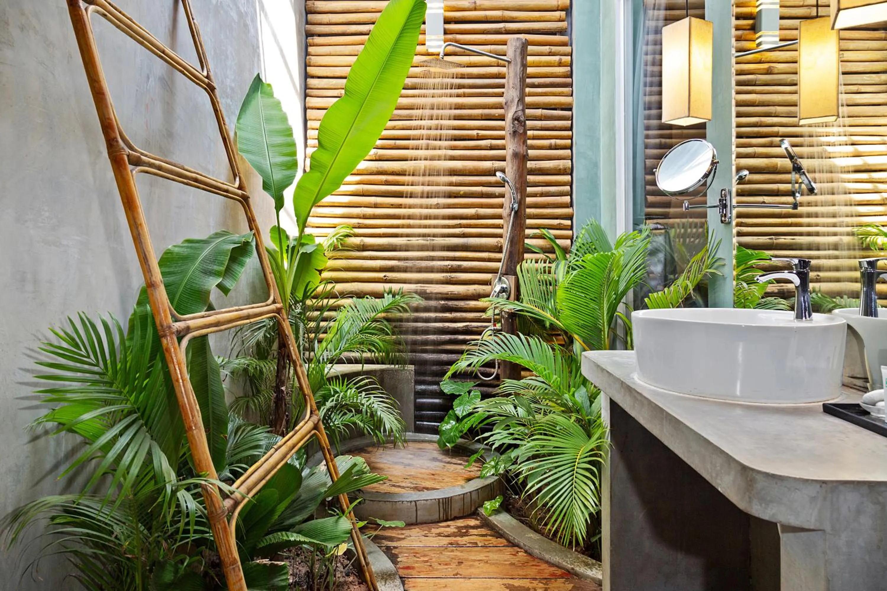 Deluxe Double No Window Reflect Skylight, Jungle Shower in Hotel Five.S