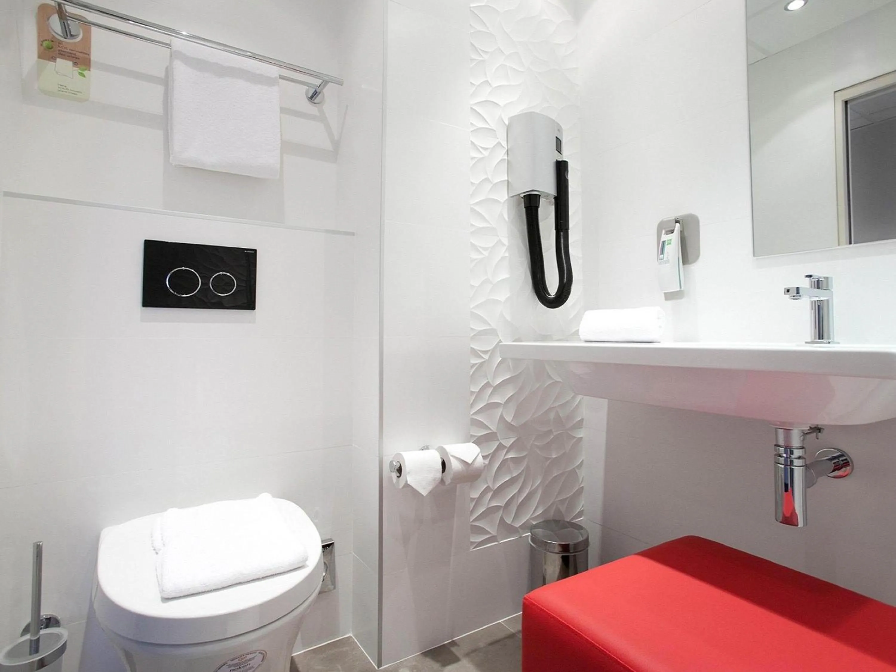 Bedroom in ibis Styles Beaulieu sur Mer