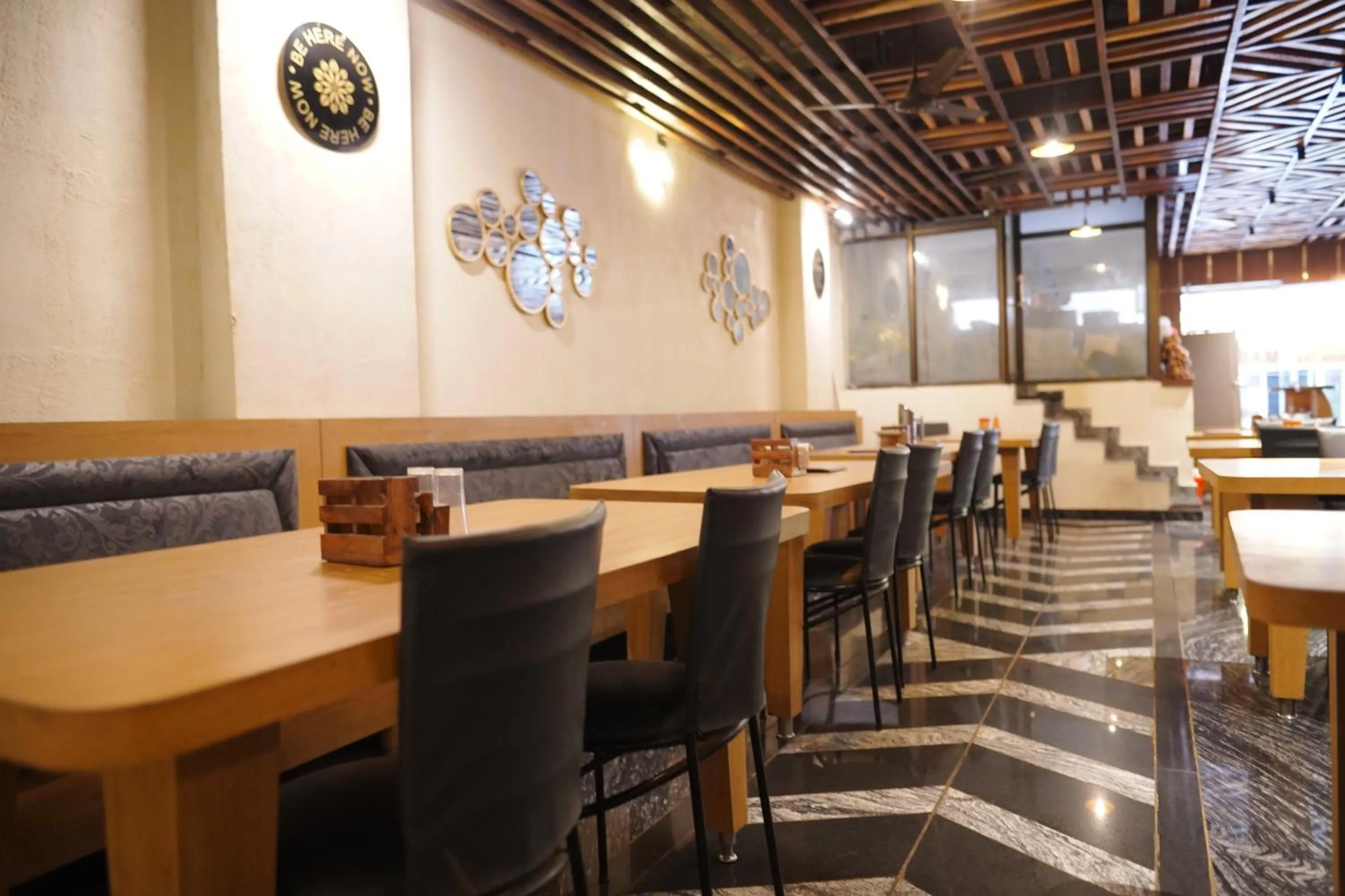 Restaurant/places to eat in Hotel Savera