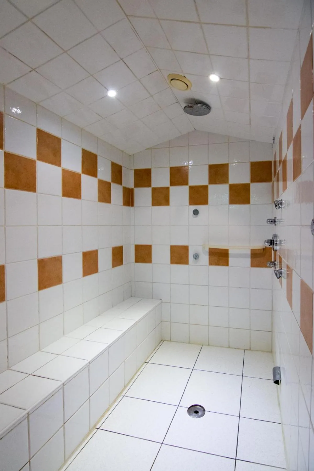 Steam room in Hotel De Stokerij