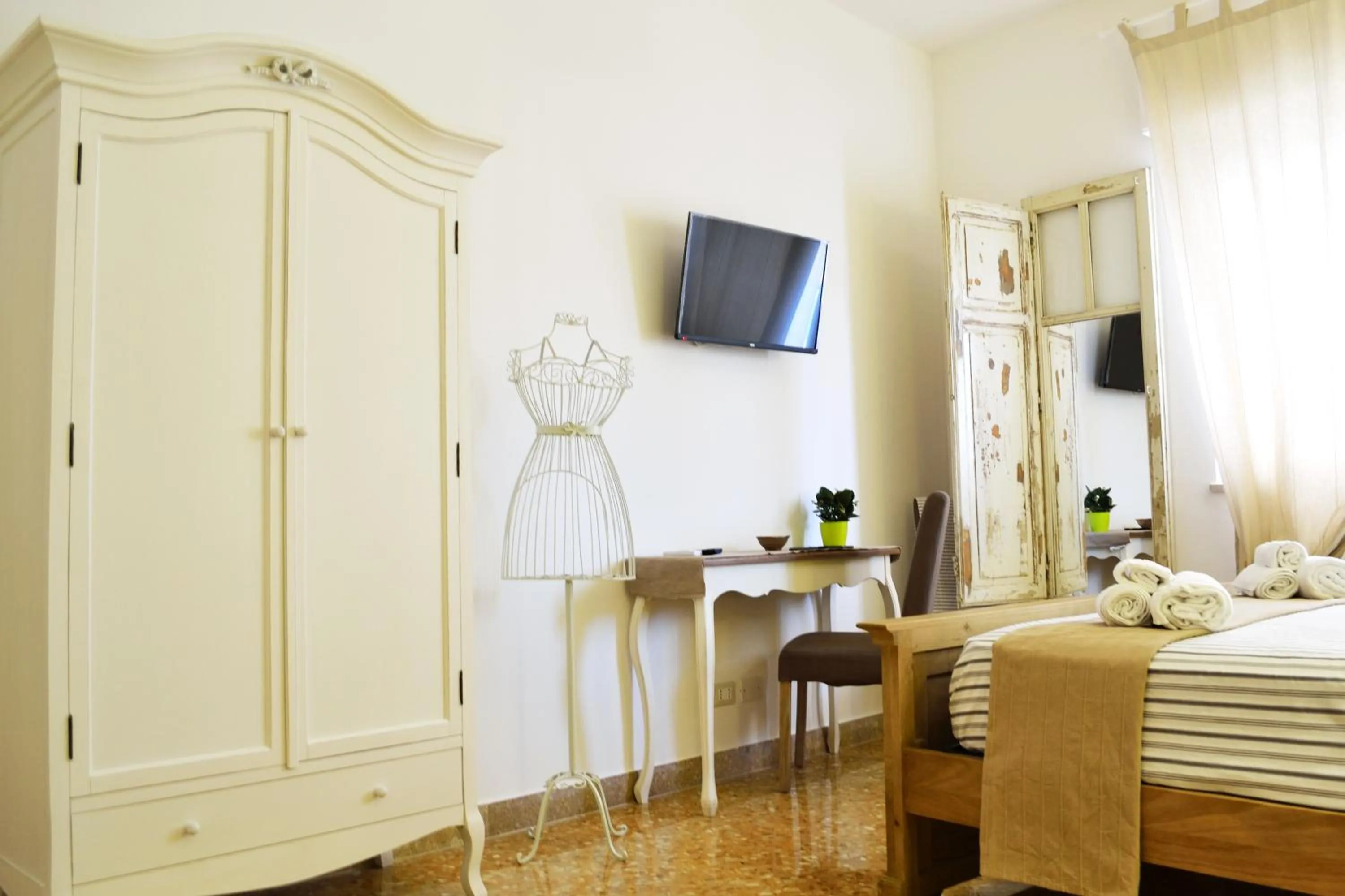 Photo of the whole room, Bed in Piazza Marina