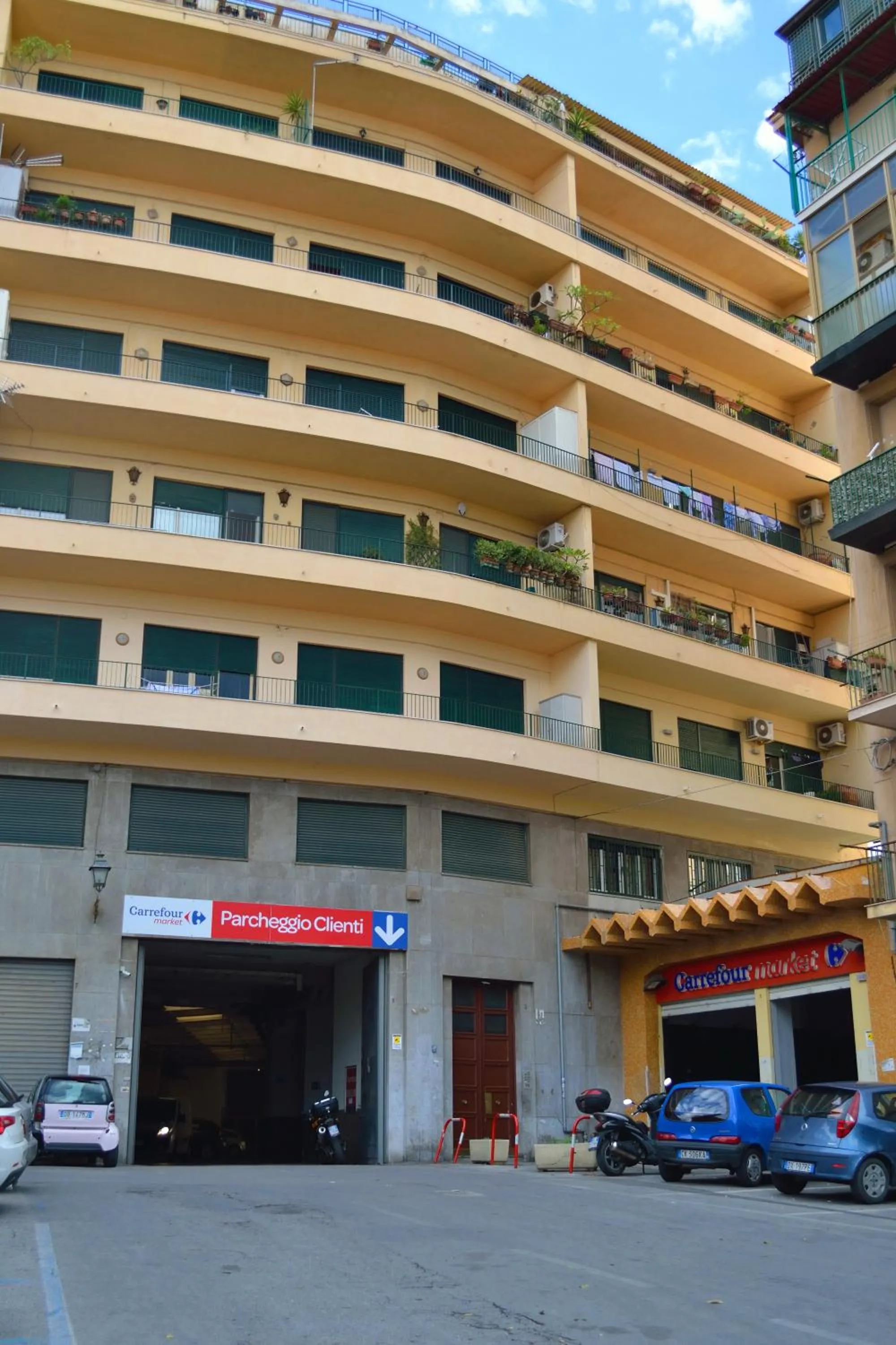 Facade/entrance in Piazza Marina