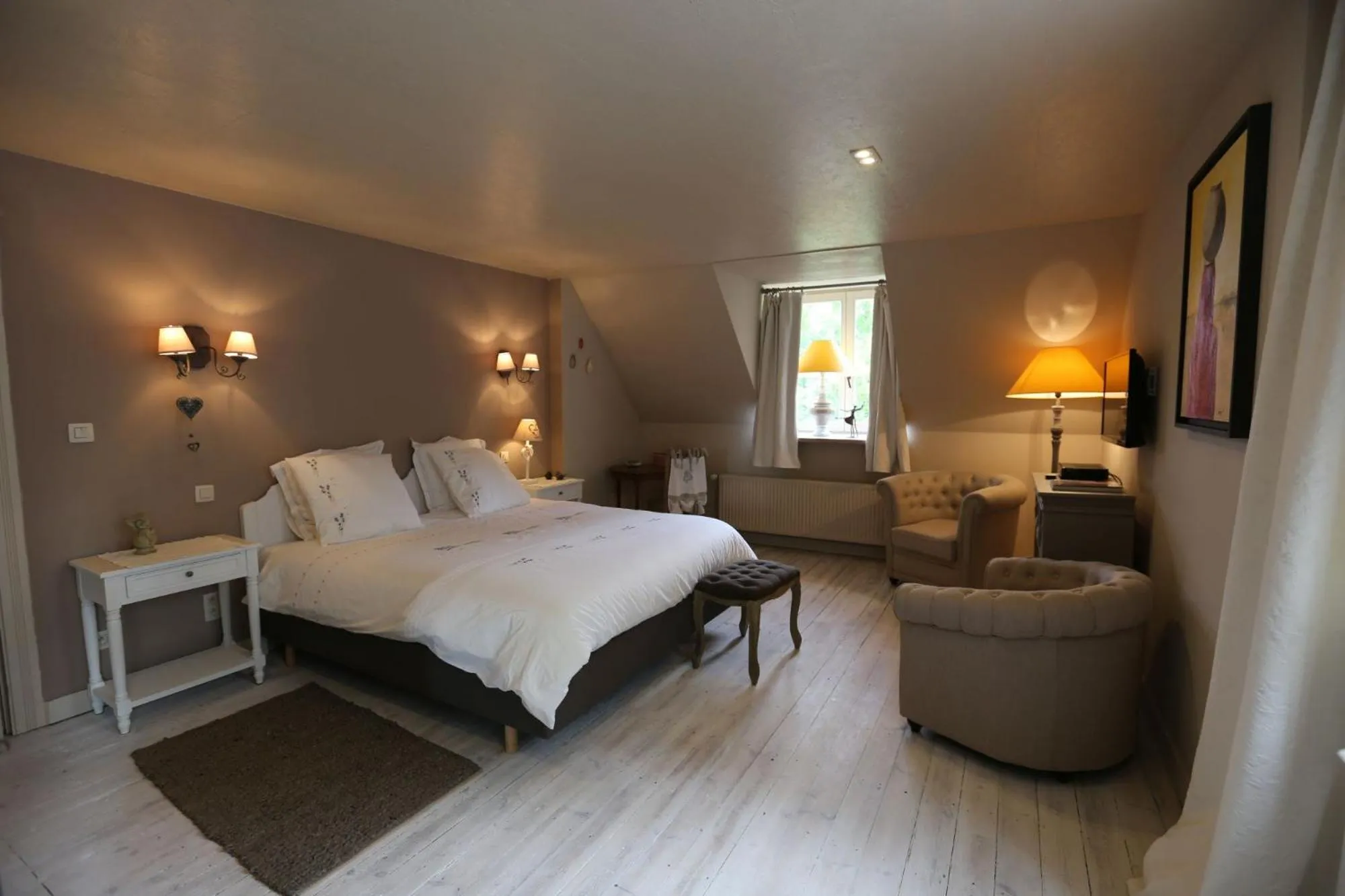 Photo of the whole room, Bed in La Roseraie