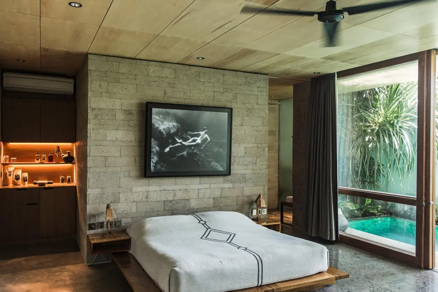 Photo of the whole room, Bed in The Slow Photo of the whole room, Bed in The Slow