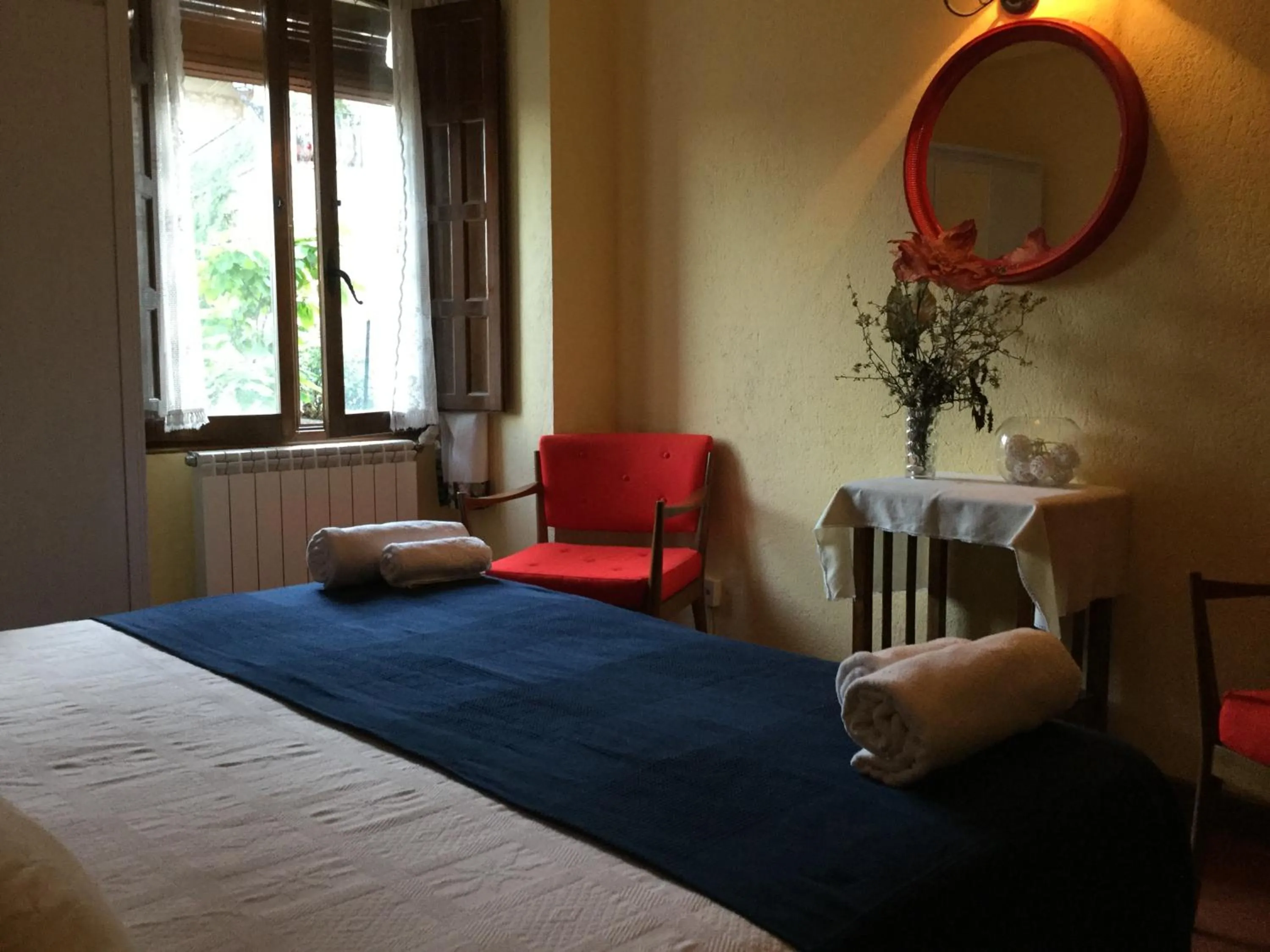 Photo of the whole room, Bed in Casa Lola