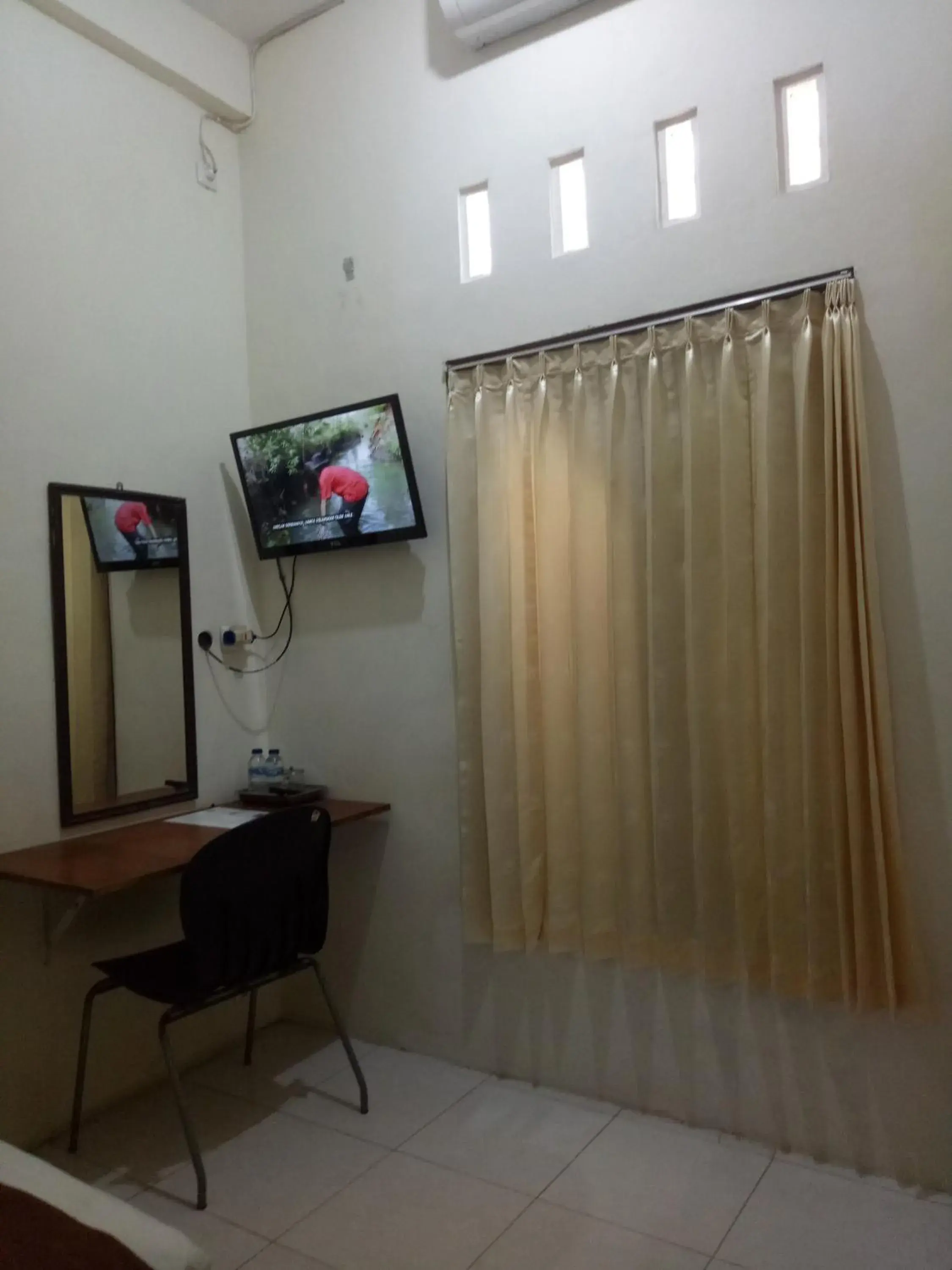 Standard Double Room in Losmen Fadel Malioboro Jogja Standard Double Room in Losmen Fadel Malioboro Jogja