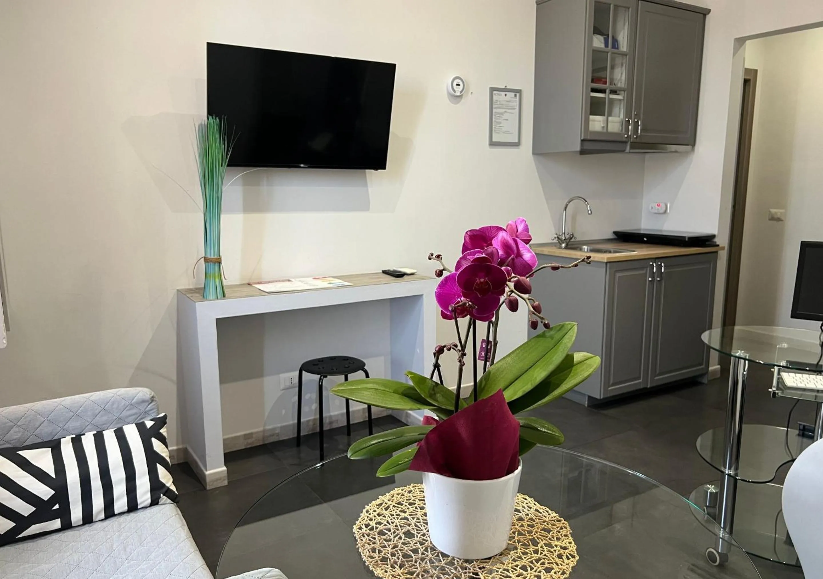 Seating area in Floor 6 Boutique Rooms by DOT Suites