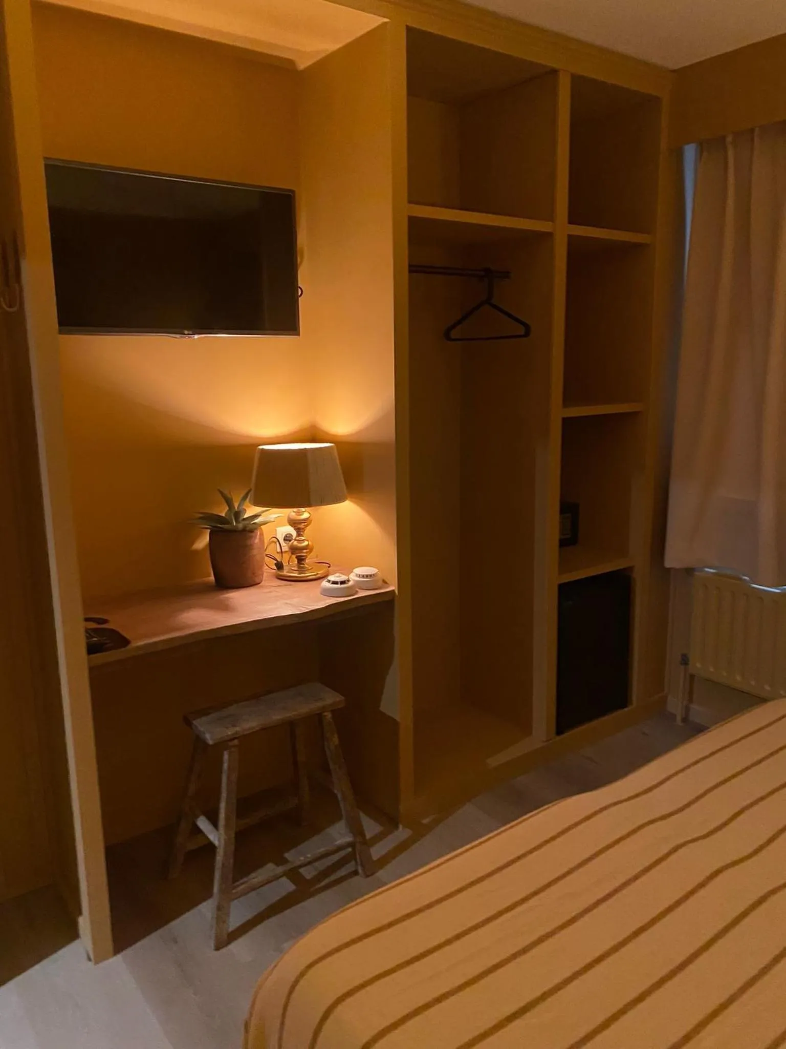 wardrobe, Bed in Hotel Louisa